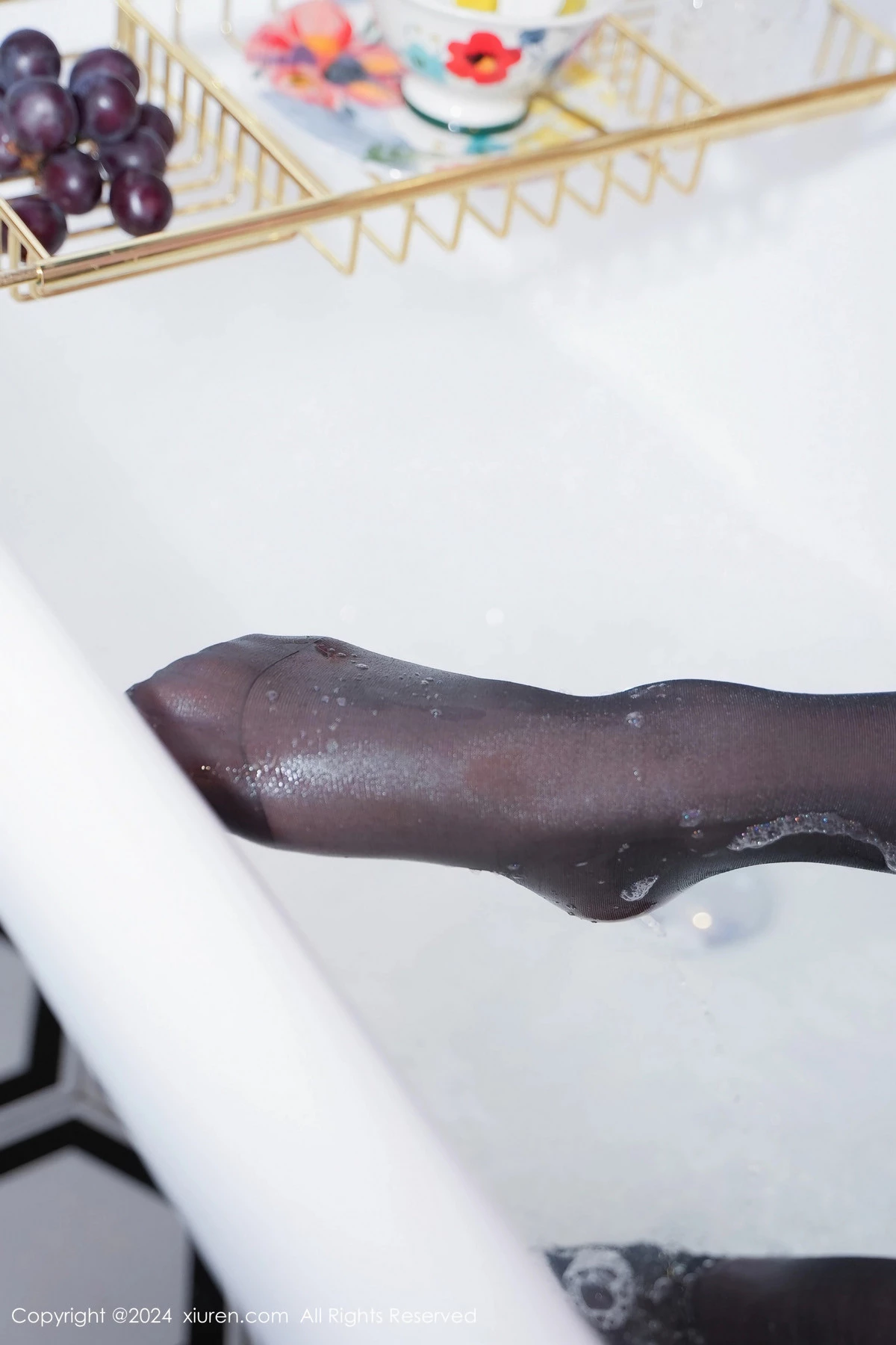 [[XiuRen秀人网]秀人网]No.8283_模特苏曼兮浴室场景性感白色连衣裙配黑丝袜秀丰腴美臀诱惑写真84P