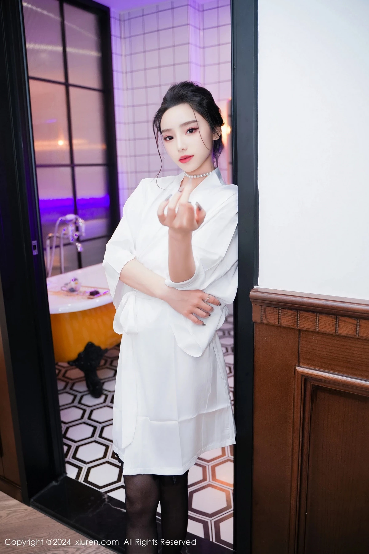 [[XiuRen秀人网]秀人网]No.8283_模特苏曼兮浴室场景性感白色连衣裙配黑丝袜秀丰腴美臀诱惑写真84P