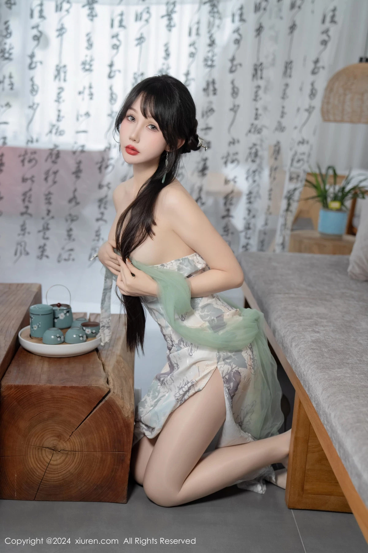 [[XiuRen秀人网]秀人网]No.8448_模特波巧酱性感黑色薄纱肚兜+图案旗袍配闪亮肉丝完美诱惑写真96P