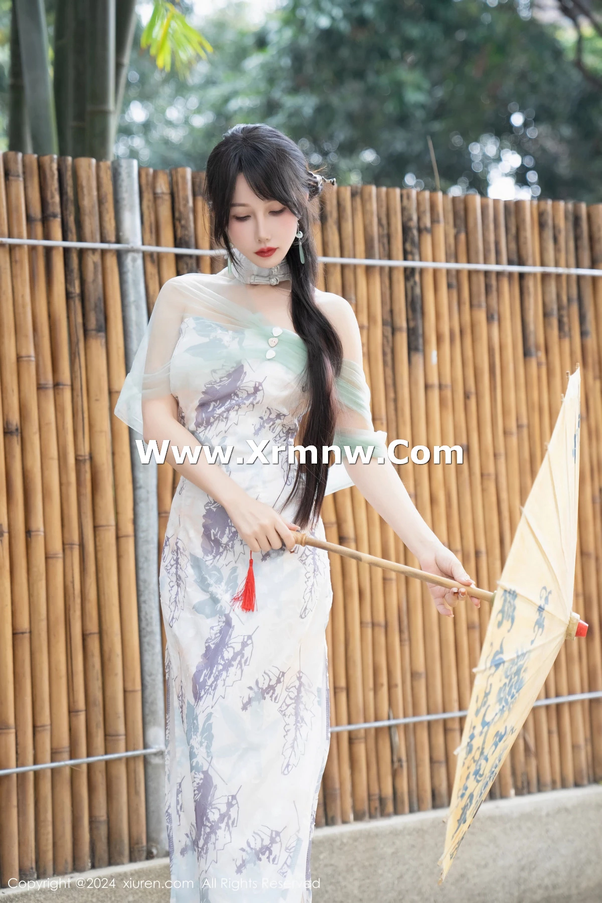 [[XiuRen秀人网]秀人网]No.8448_模特波巧酱性感黑色薄纱肚兜+图案旗袍配闪亮肉丝完美诱惑写真96P