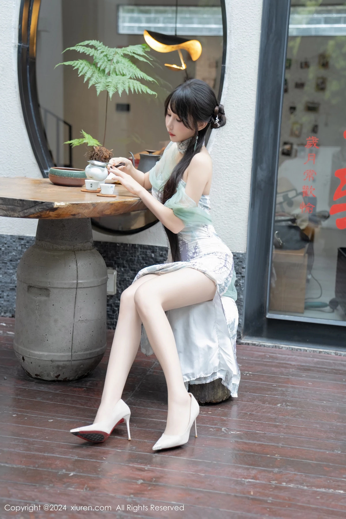 [[XiuRen秀人网]秀人网]No.8448_模特波巧酱性感黑色薄纱肚兜+图案旗袍配闪亮肉丝完美诱惑写真96P