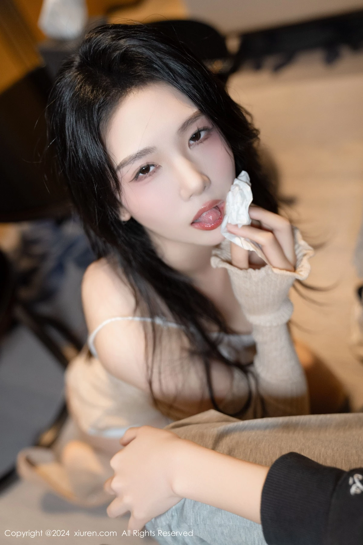 [[XiuRen秀人网]秀人网]No.8455_模特利世性感杏色上衣露白色内衣配原色丝袜秀曼妙身姿诱惑写真86P