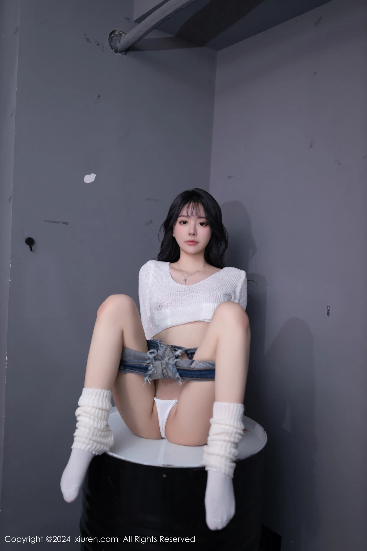 [[XiuRen秀人网]秀人网]No.8458_模特幼幼性感白色上衣配牛仔短裤半脱秀惹火身材迷人诱惑写真80P