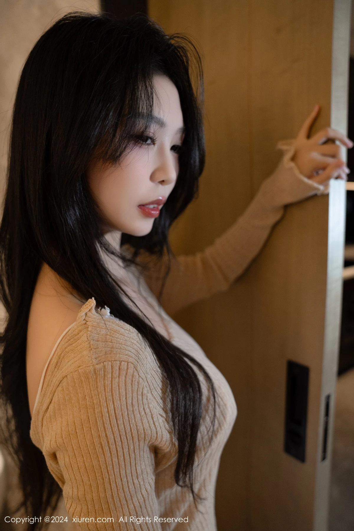 [[XiuRen秀人网]秀人网]No.8455_模特利世性感杏色上衣露白色内衣配原色丝袜秀曼妙身姿诱惑写真86P