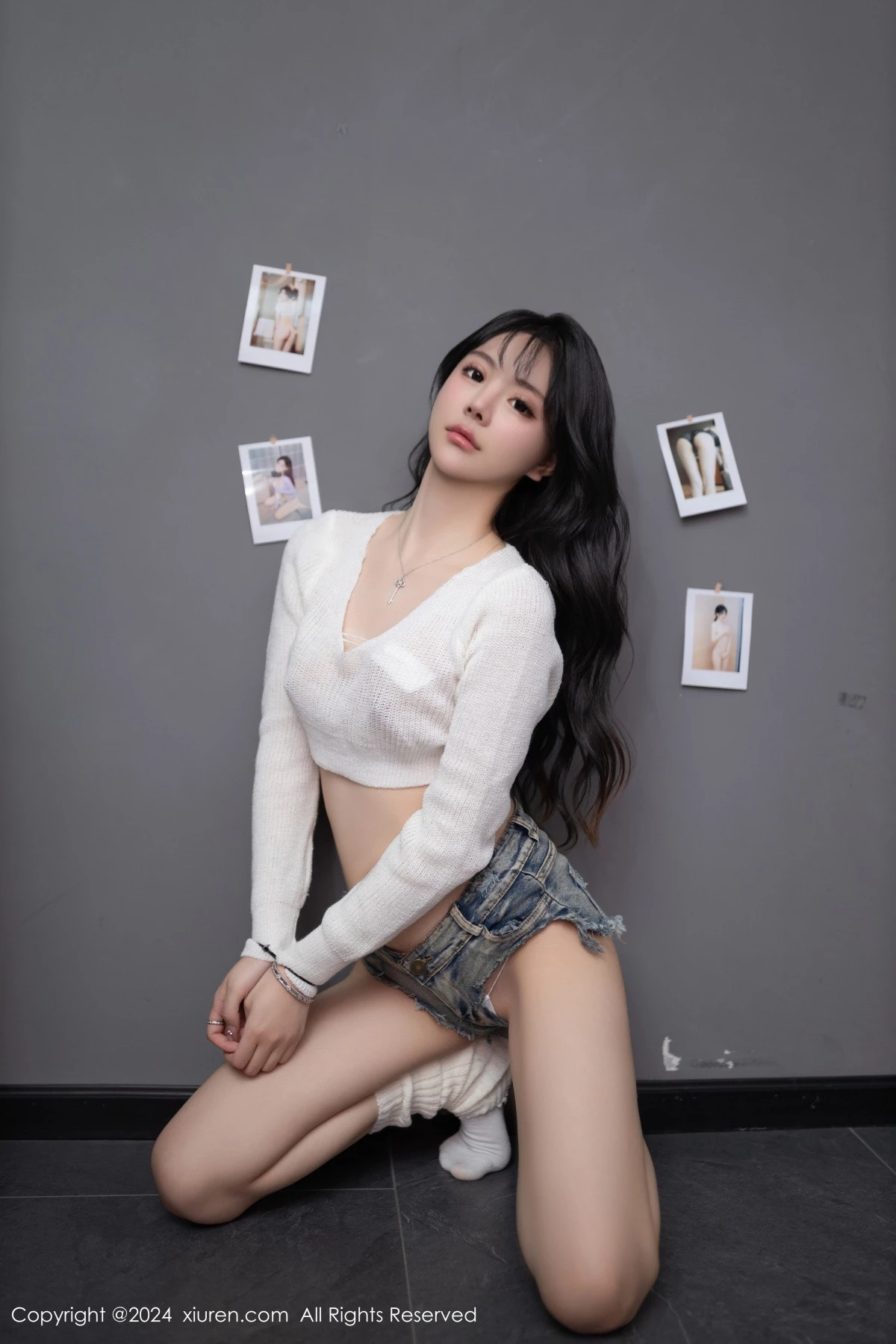 [[XiuRen秀人网]秀人网]No.8458_模特幼幼性感白色上衣配牛仔短裤半脱秀惹火身材迷人诱惑写真80P