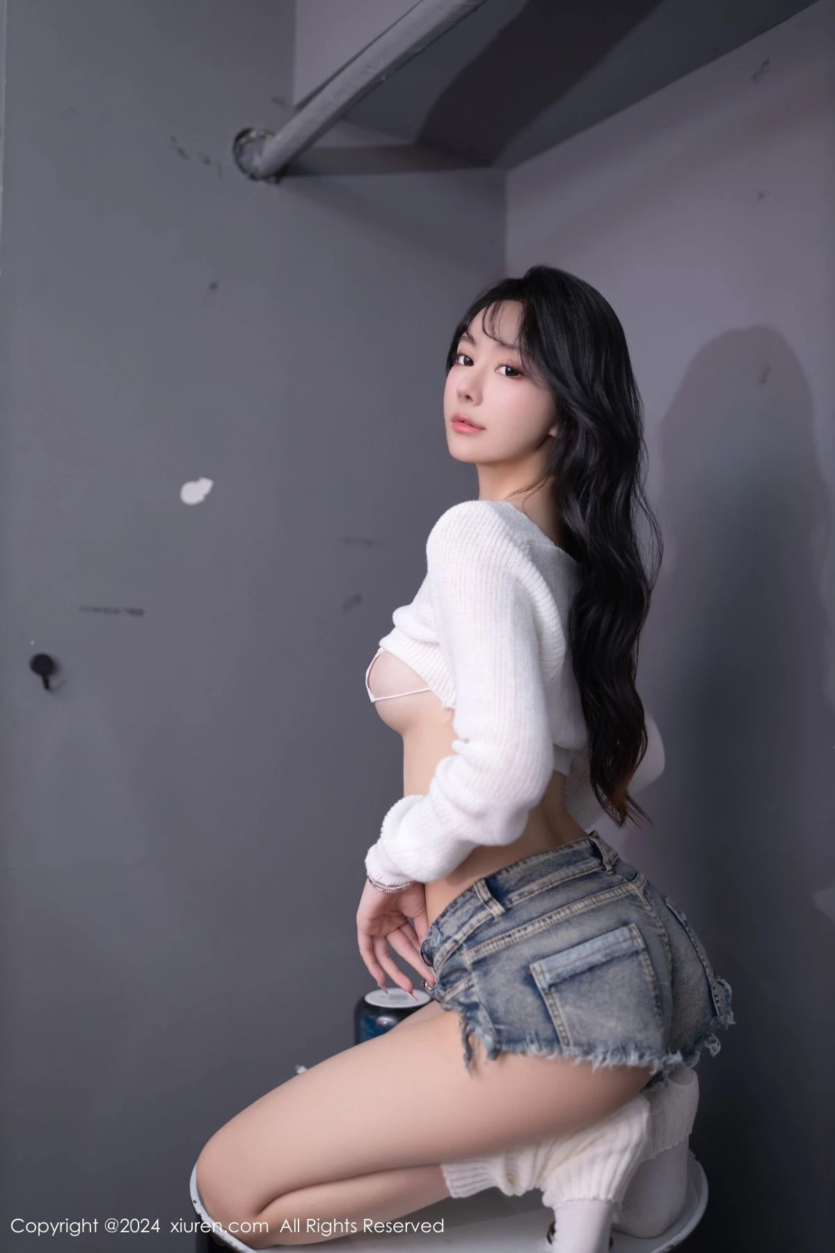 [[XiuRen秀人网]秀人网]No.8458_模特幼幼性感白色上衣配牛仔短裤半脱秀惹火身材迷人诱惑写真80P
