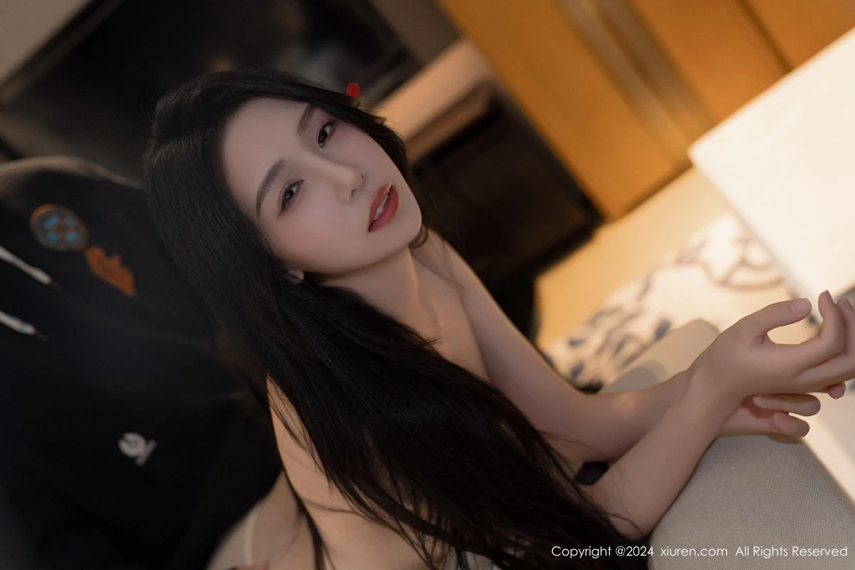 [[XiuRen秀人网]秀人网]No.8455_模特利世性感杏色上衣露白色内衣配原色丝袜秀曼妙身姿诱惑写真86P