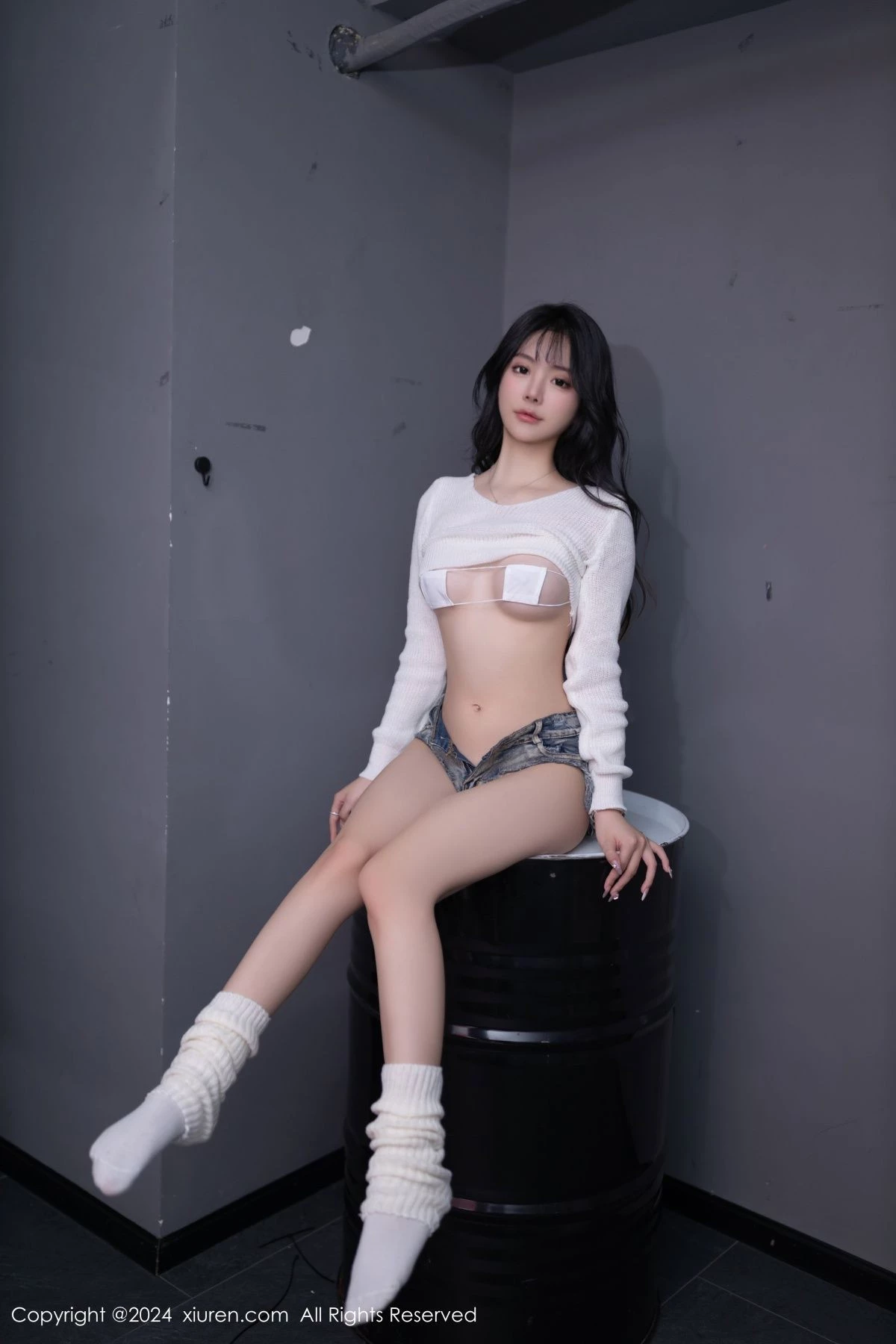 [[XiuRen秀人网]秀人网]No.8458_模特幼幼性感白色上衣配牛仔短裤半脱秀惹火身材迷人诱惑写真80P