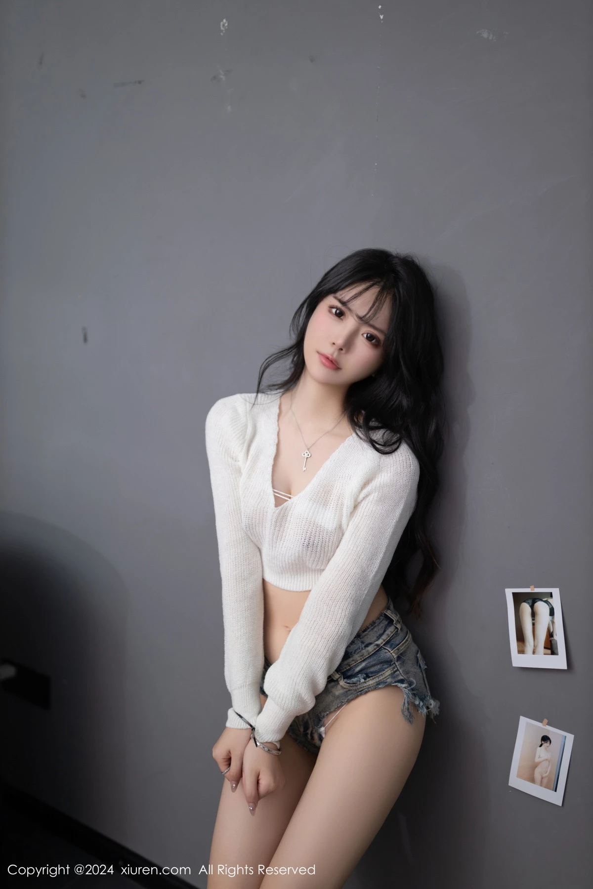 [[XiuRen秀人网]秀人网]No.8458_模特幼幼性感白色上衣配牛仔短裤半脱秀惹火身材迷人诱惑写真80P