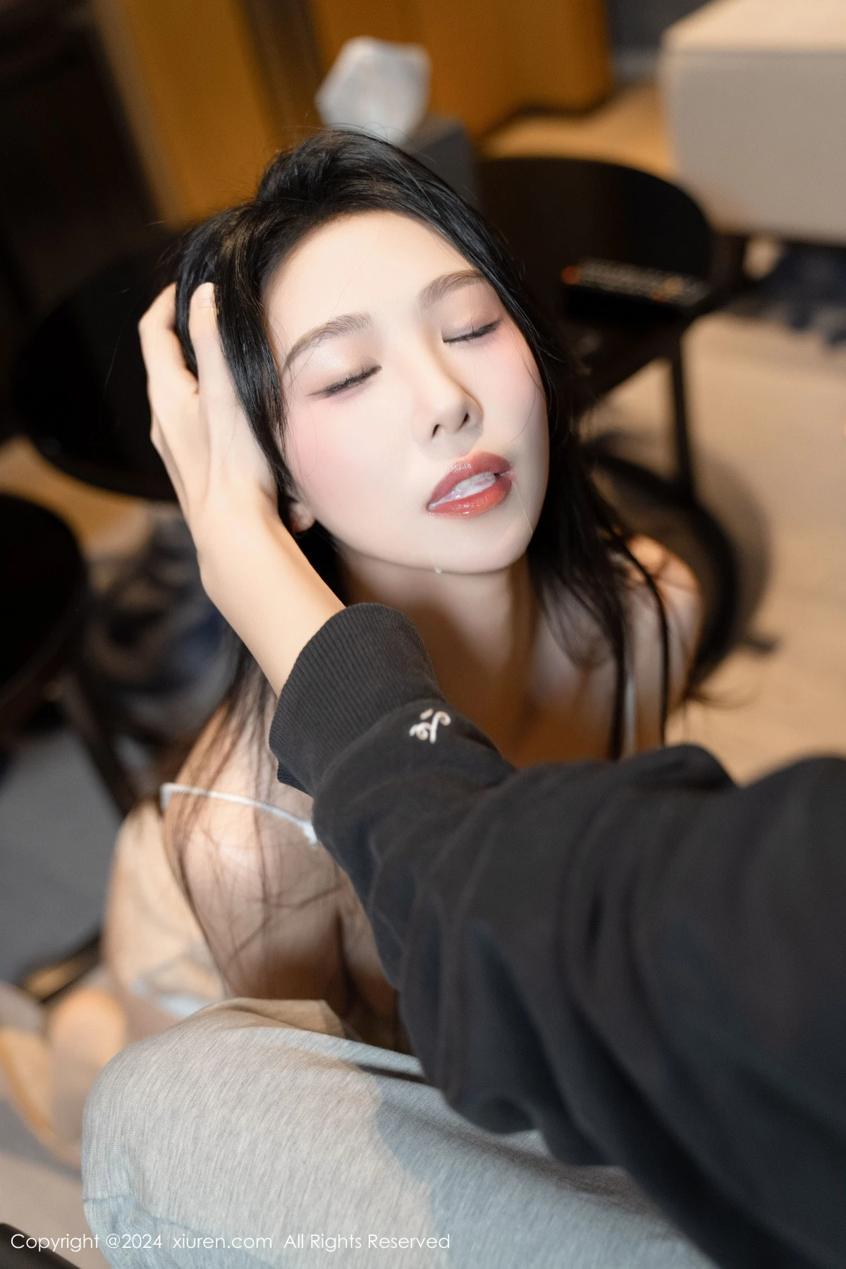 [[XiuRen秀人网]秀人网]No.8455_模特利世性感杏色上衣露白色内衣配原色丝袜秀曼妙身姿诱惑写真86P