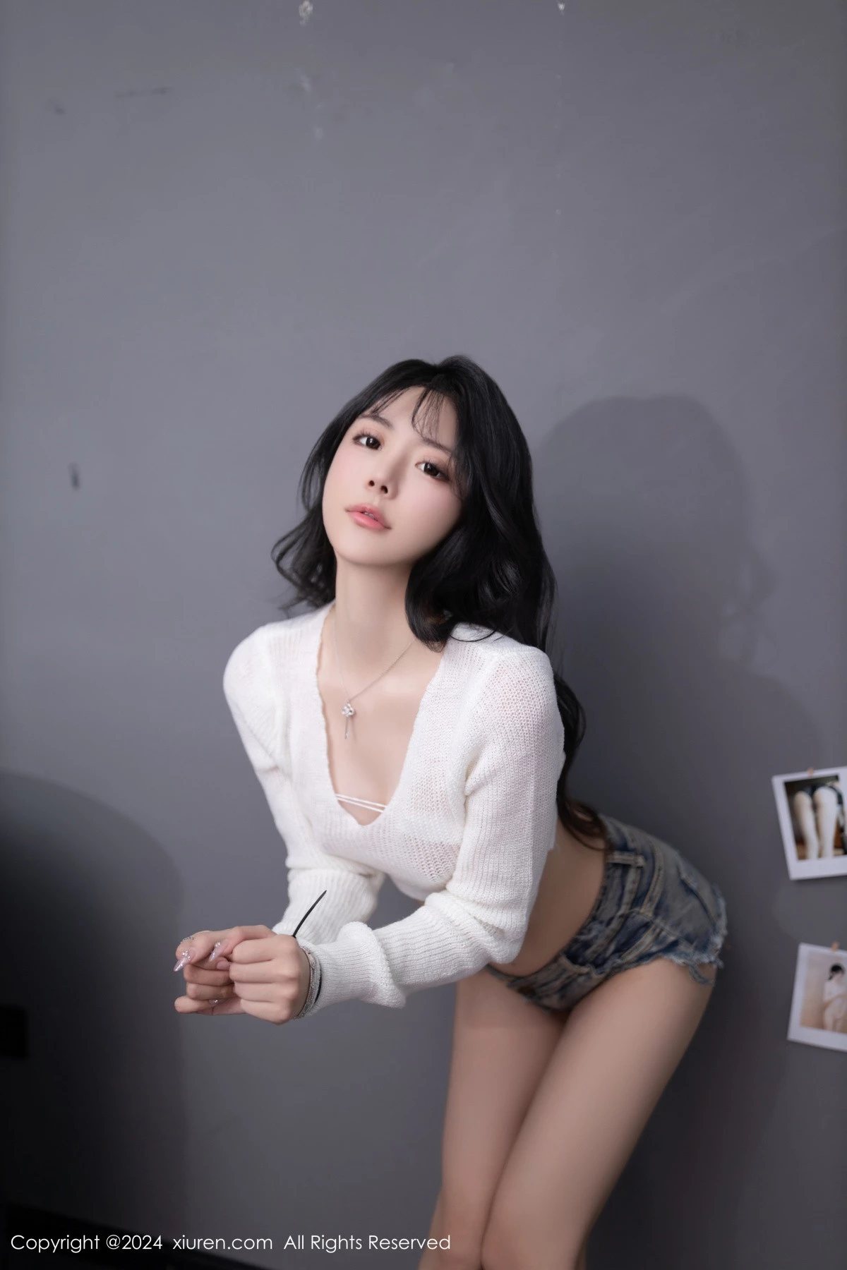 [[XiuRen秀人网]秀人网]No.8458_模特幼幼性感白色上衣配牛仔短裤半脱秀惹火身材迷人诱惑写真80P