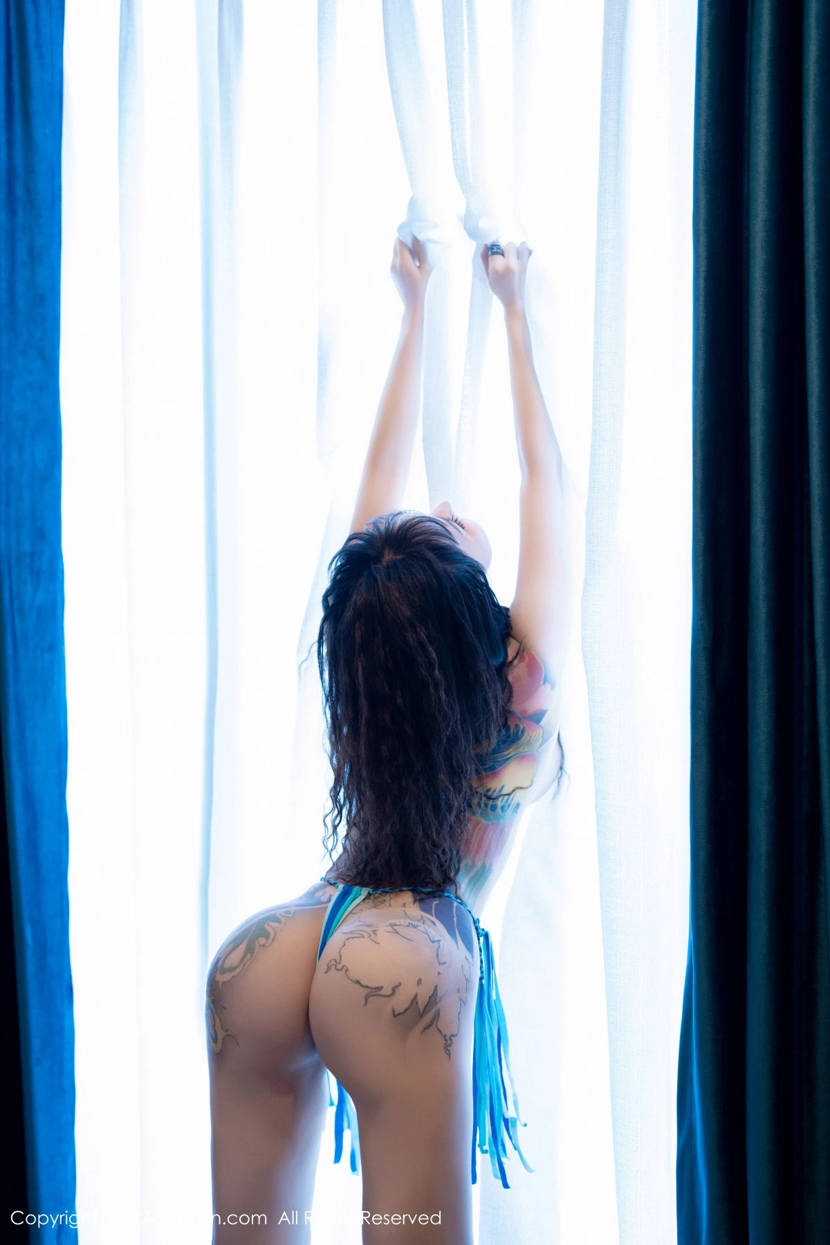 [[XiuRen秀人网]秀人网]No.8460_模特文静儿性感黑色服饰露蓝色比基尼秀凹凸身材撩人诱惑写真56P