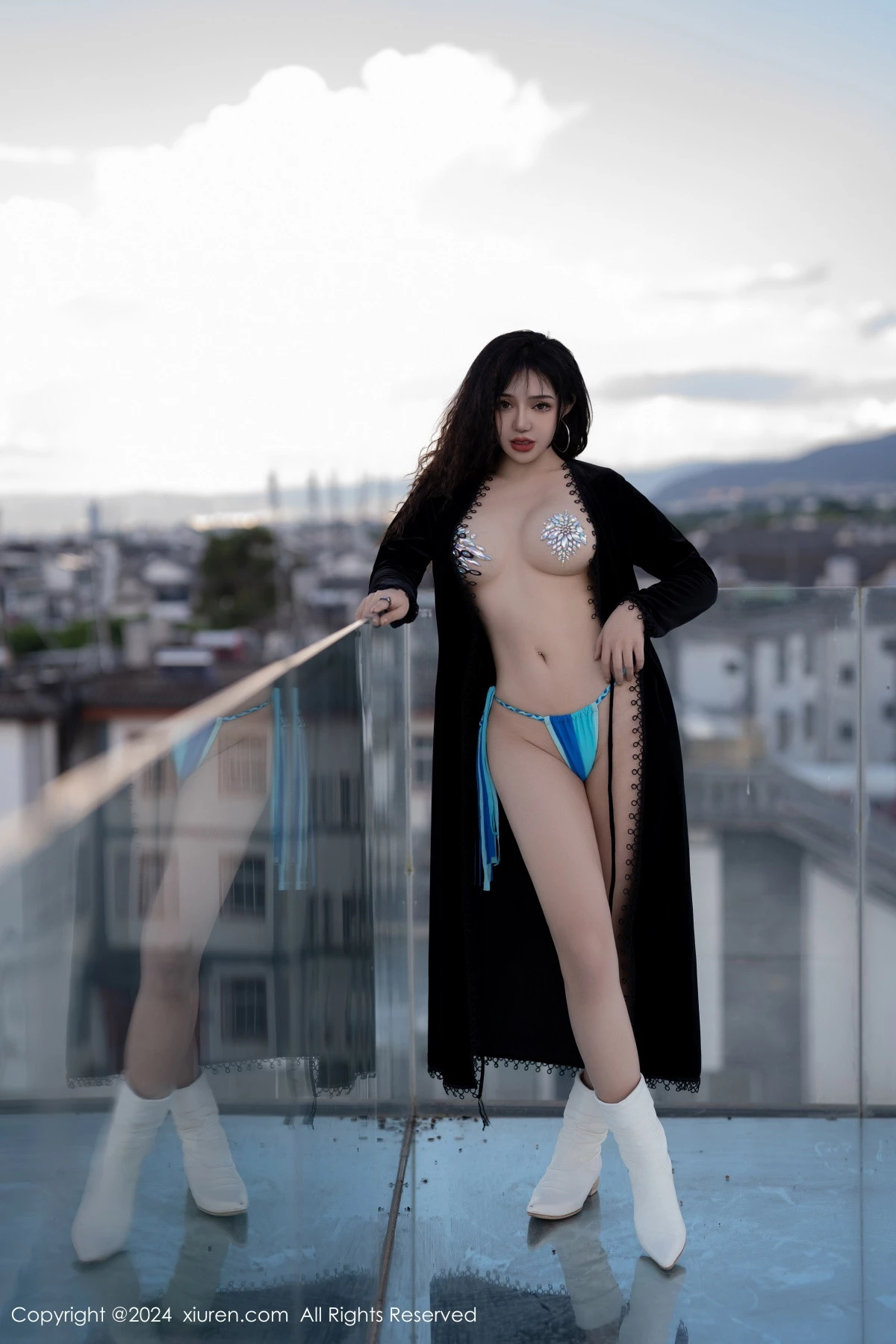 [[XiuRen秀人网]秀人网]No.8460_模特文静儿性感黑色服饰露蓝色比基尼秀凹凸身材撩人诱惑写真56P