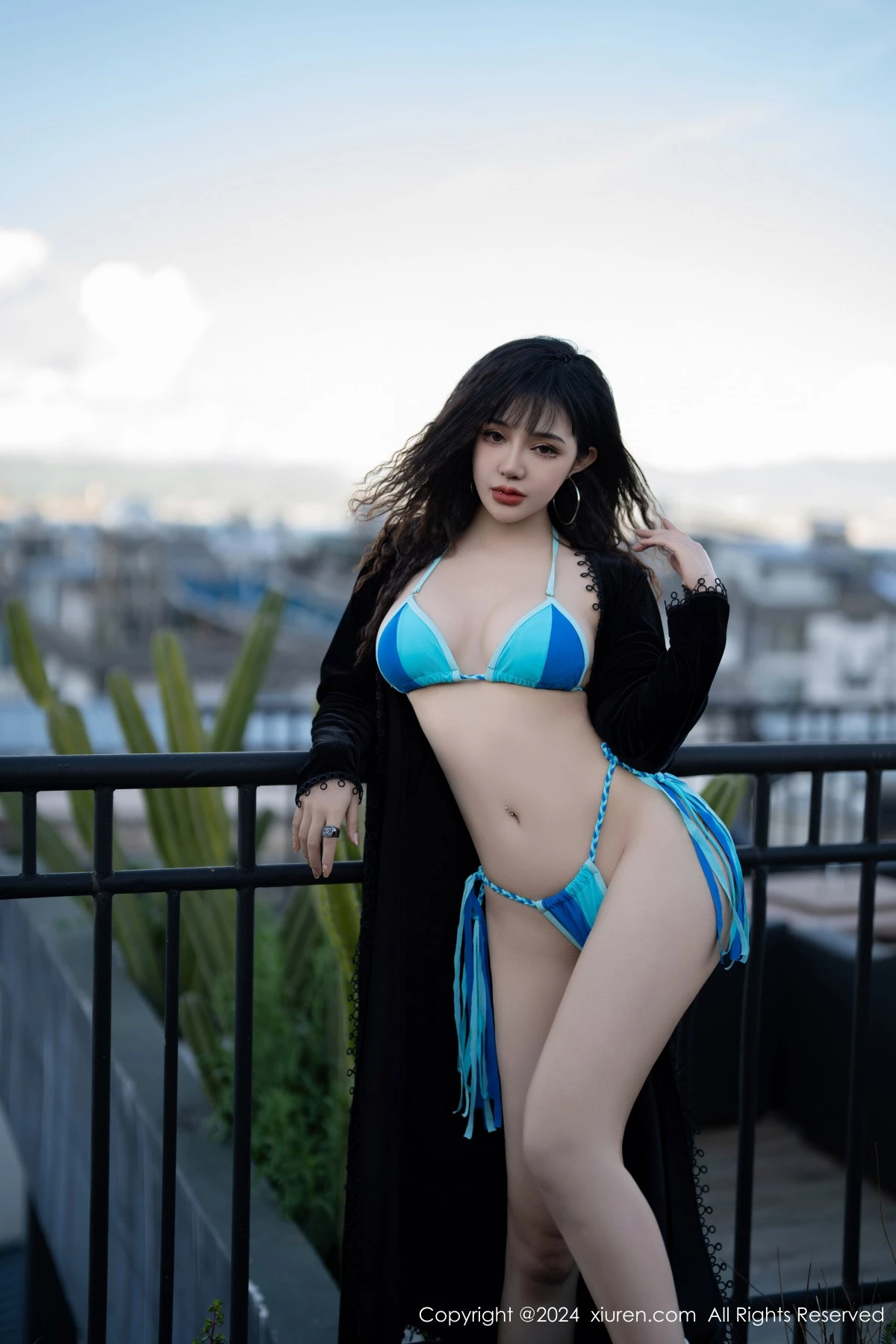 [[XiuRen秀人网]秀人网]No.8460_模特文静儿性感黑色服饰露蓝色比基尼秀凹凸身材撩人诱惑写真56P