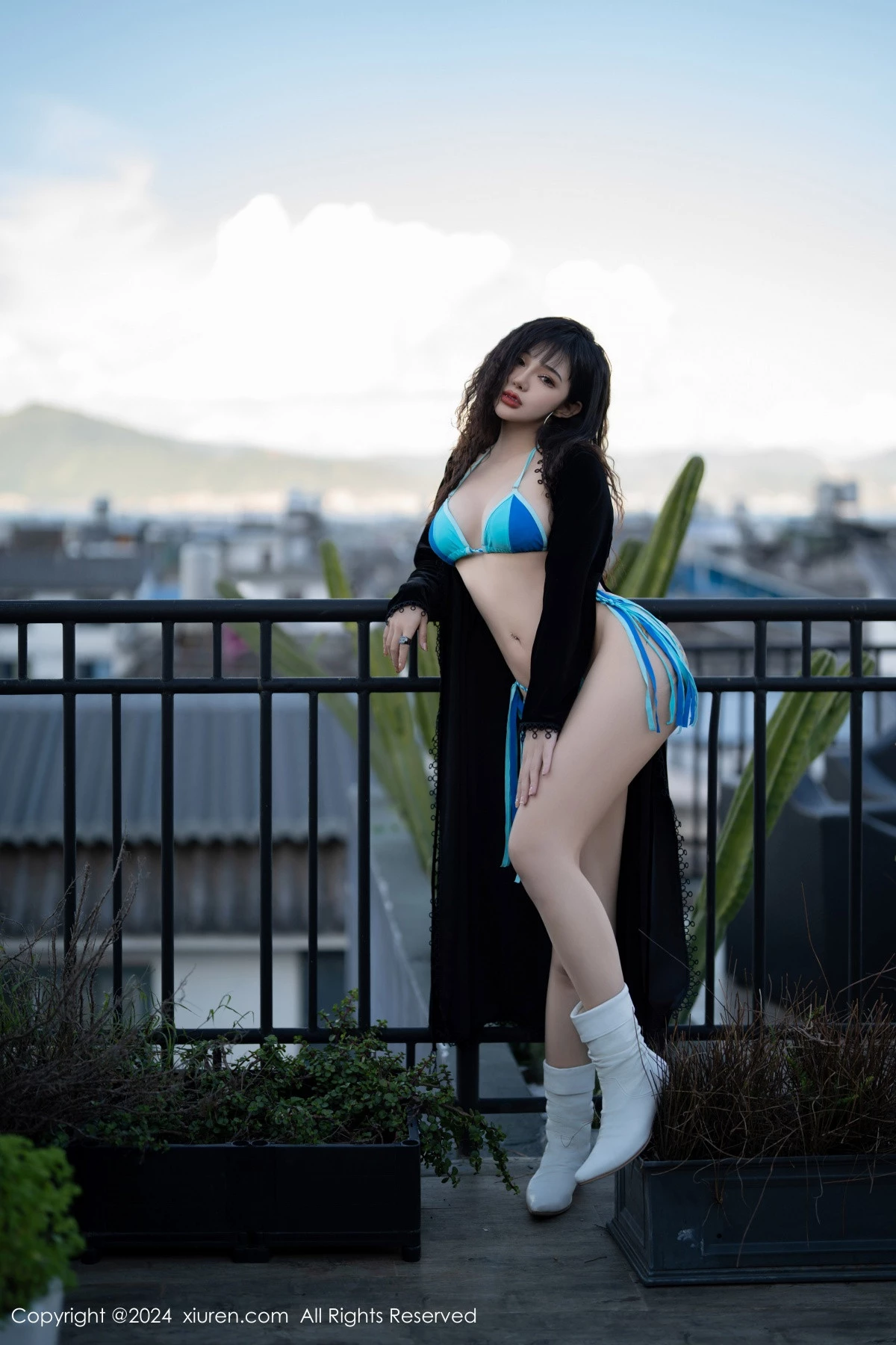 [[XiuRen秀人网]秀人网]No.8460_模特文静儿性感黑色服饰露蓝色比基尼秀凹凸身材撩人诱惑写真56P