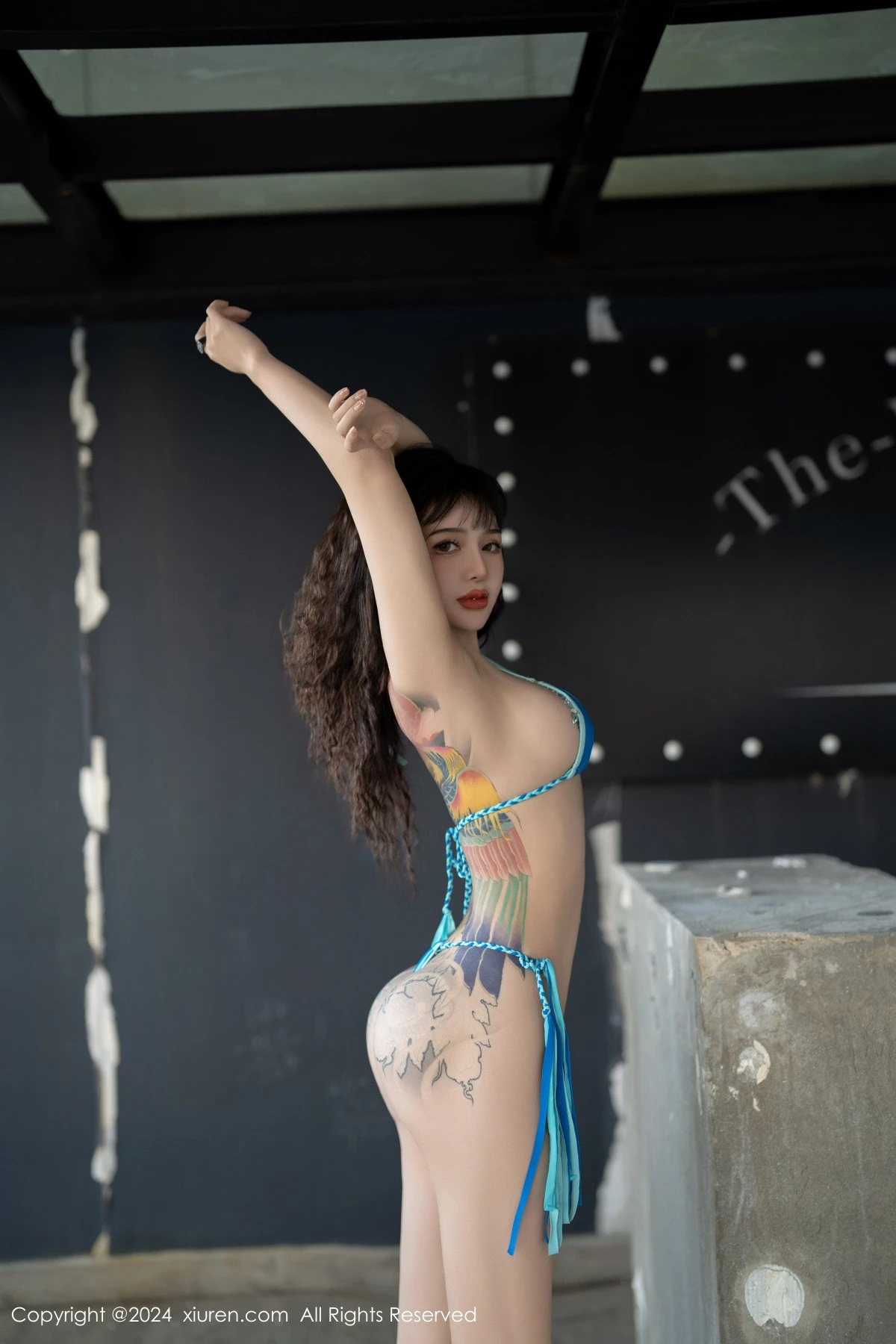 [[XiuRen秀人网]秀人网]No.8460_模特文静儿性感黑色服饰露蓝色比基尼秀凹凸身材撩人诱惑写真56P