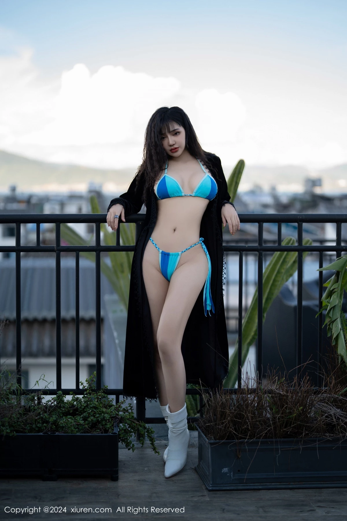 [[XiuRen秀人网]秀人网]No.8460_模特文静儿性感黑色服饰露蓝色比基尼秀凹凸身材撩人诱惑写真56P