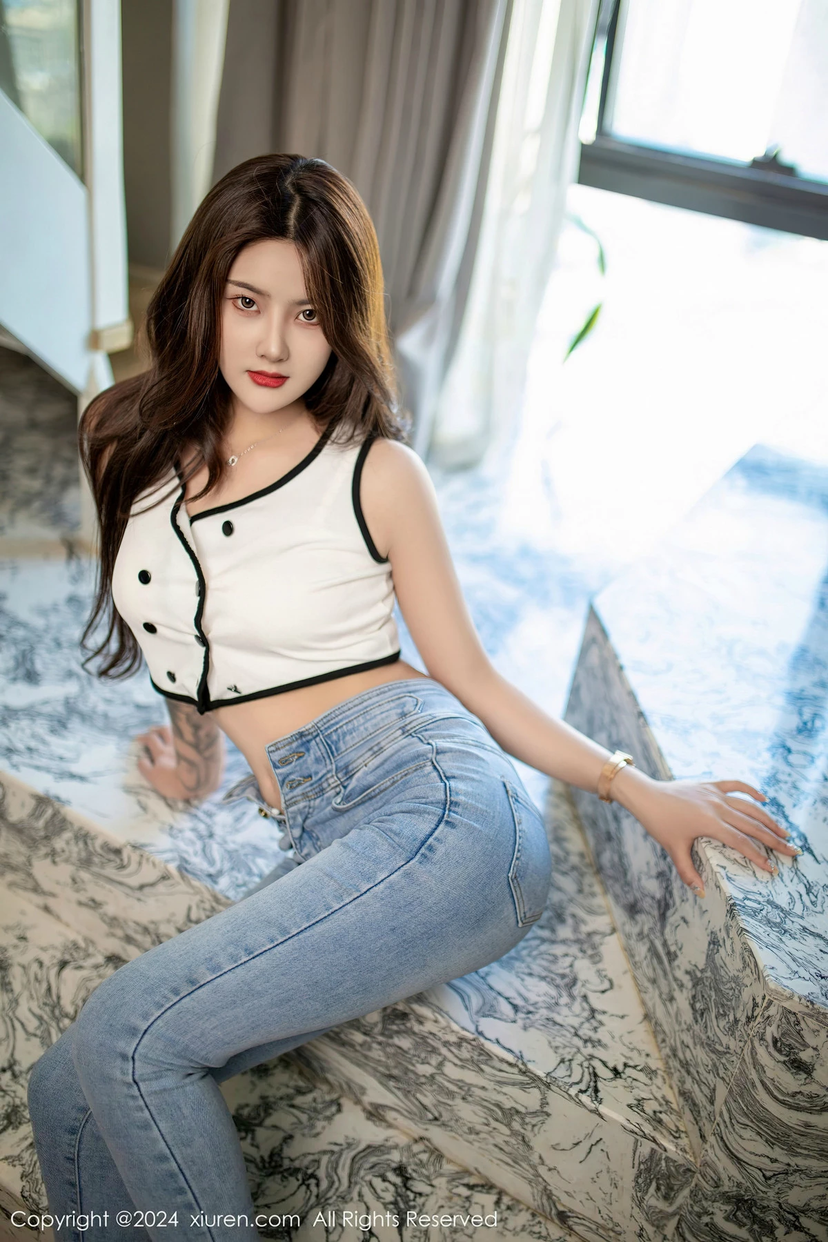 [[XiuRen秀人网]秀人网]No.8410_模特仙女爱自由性感粉色睡裙+简约牛仔裤秀曼妙身姿诱惑写真50P