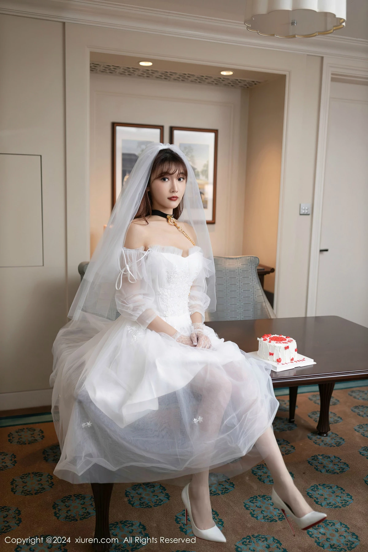 [[XiuRen秀人网]秀人网]No.8418_模特陆萱萱性感白色婚纱配超薄肉丝半脱秀惹火身材撩人诱惑写真80P