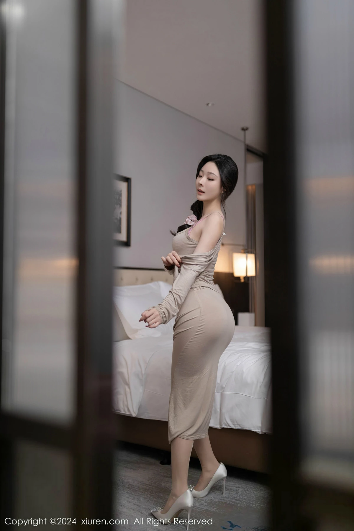 [[XiuRen秀人网]秀人网]No.8417_模特小逗逗性感轻透连衣长裙配超薄肉丝秀曼妙身姿惹火诱惑写真84P