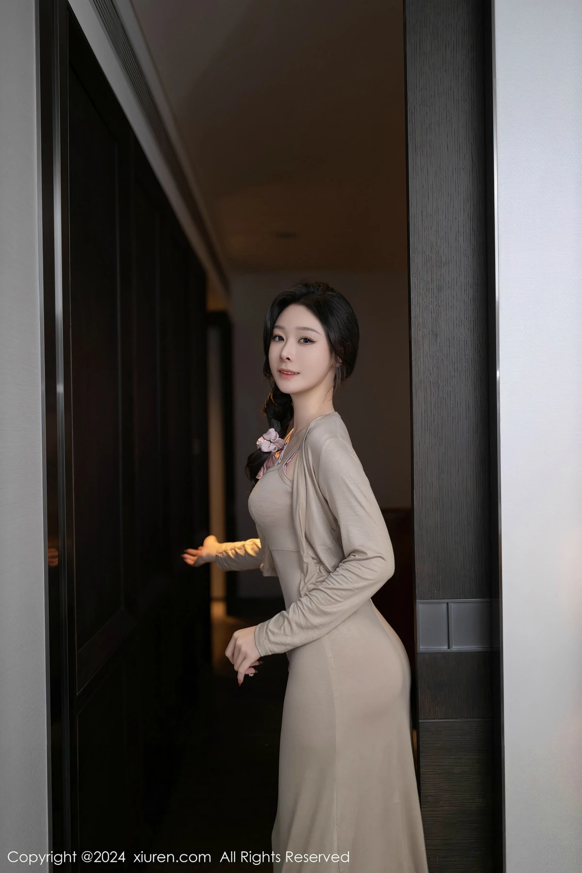 [[XiuRen秀人网]秀人网]No.8417_模特小逗逗性感轻透连衣长裙配超薄肉丝秀曼妙身姿惹火诱惑写真84P