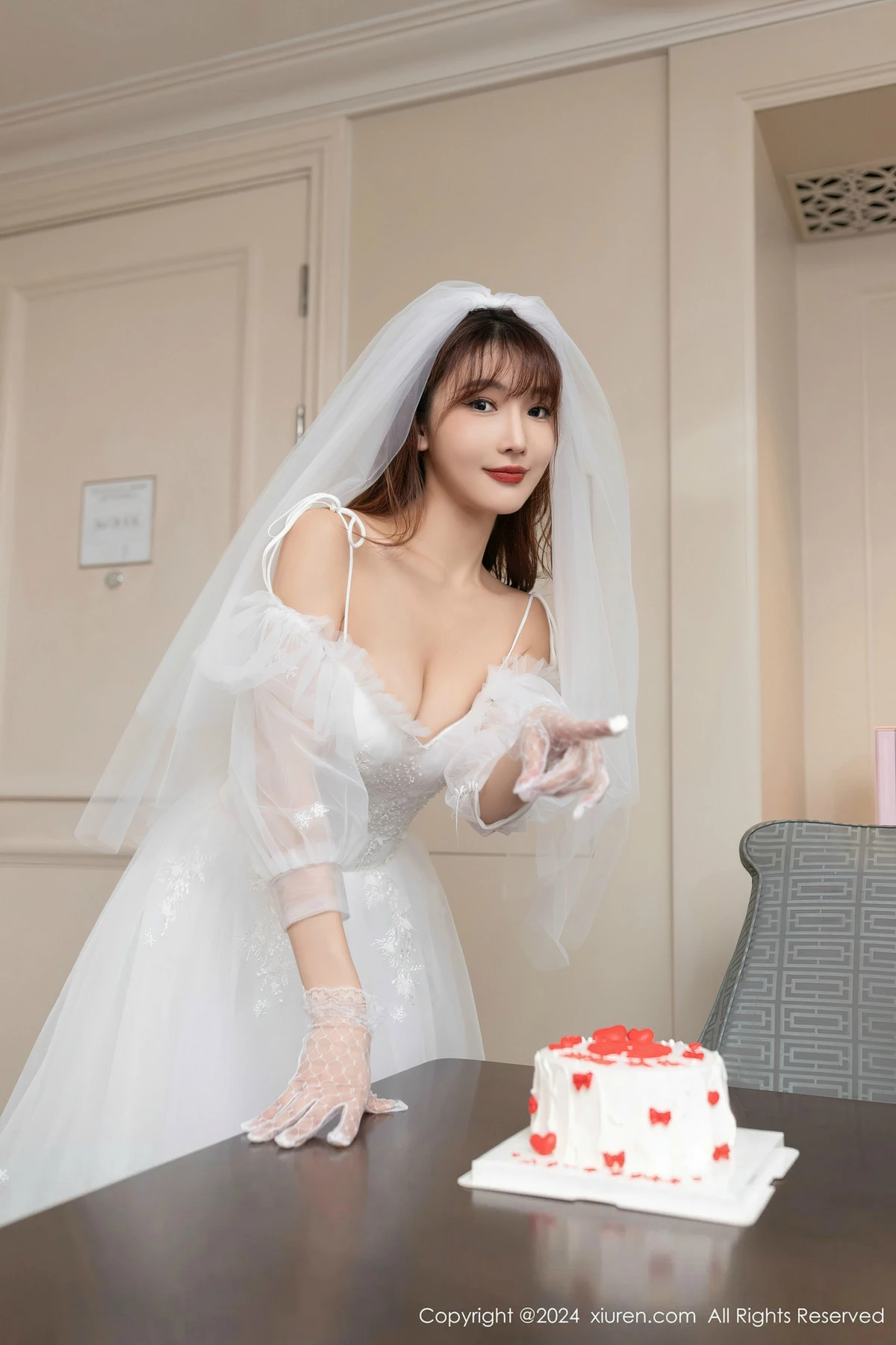 [[XiuRen秀人网]秀人网]No.8418_模特陆萱萱性感白色婚纱配超薄肉丝半脱秀惹火身材撩人诱惑写真80P