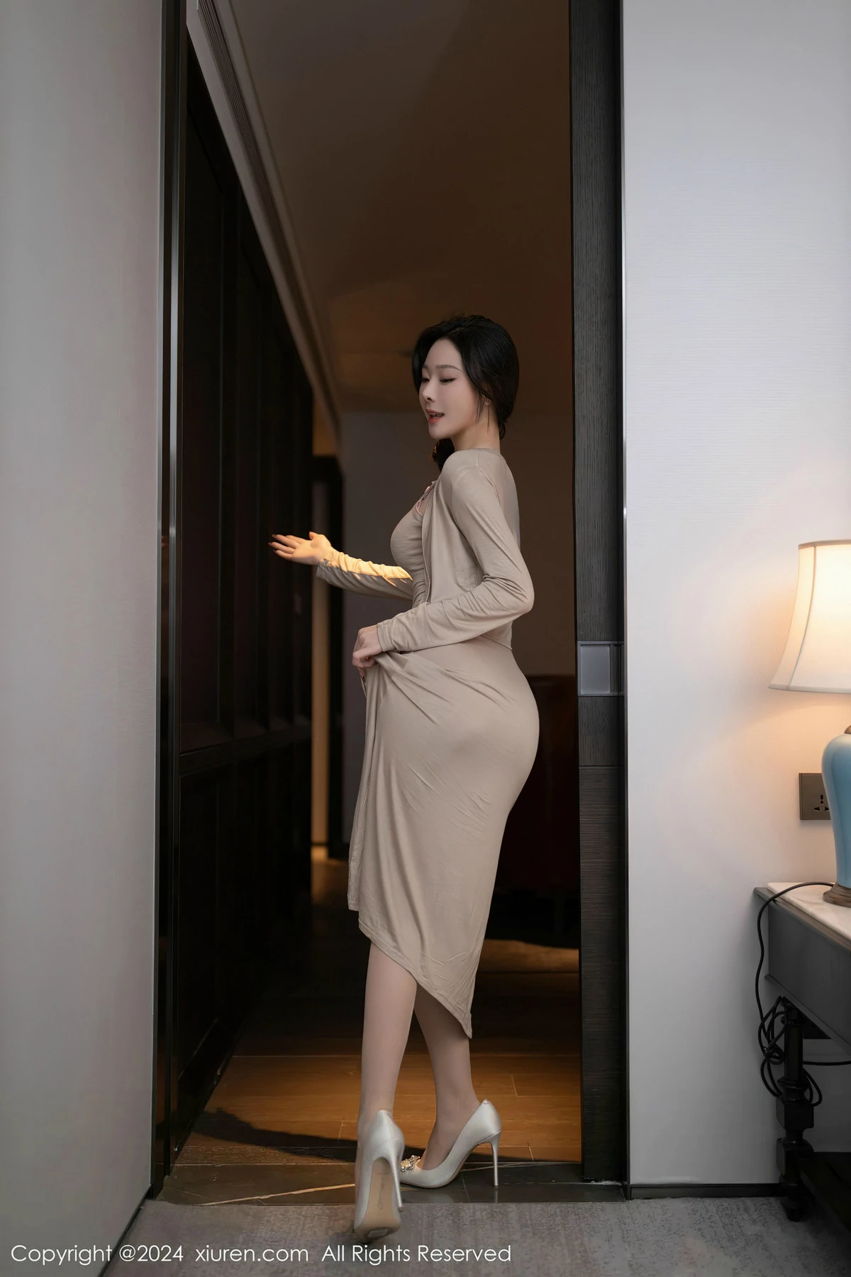 [[XiuRen秀人网]秀人网]No.8417_模特小逗逗性感轻透连衣长裙配超薄肉丝秀曼妙身姿惹火诱惑写真84P