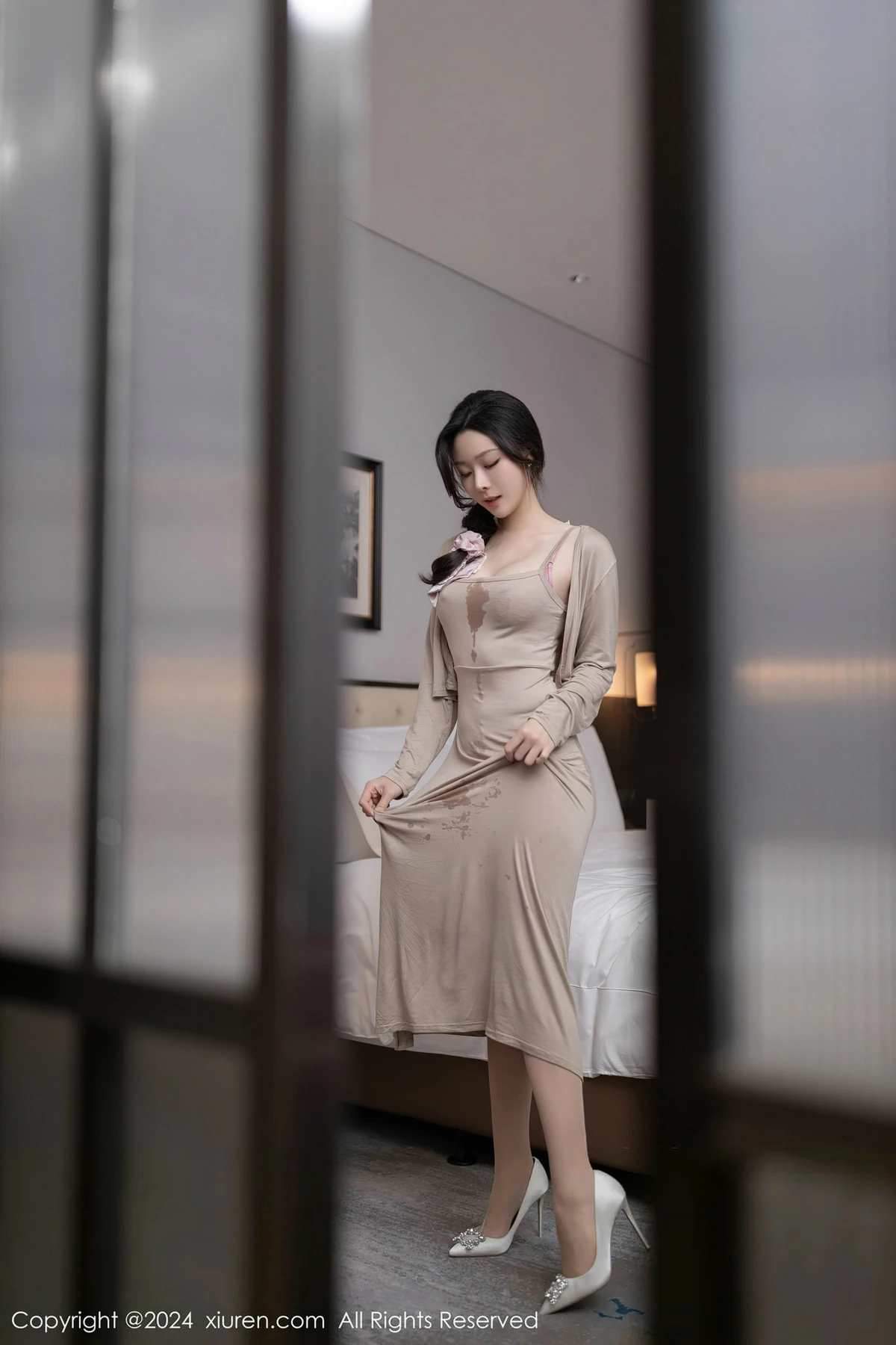 [[XiuRen秀人网]秀人网]No.8417_模特小逗逗性感轻透连衣长裙配超薄肉丝秀曼妙身姿惹火诱惑写真84P