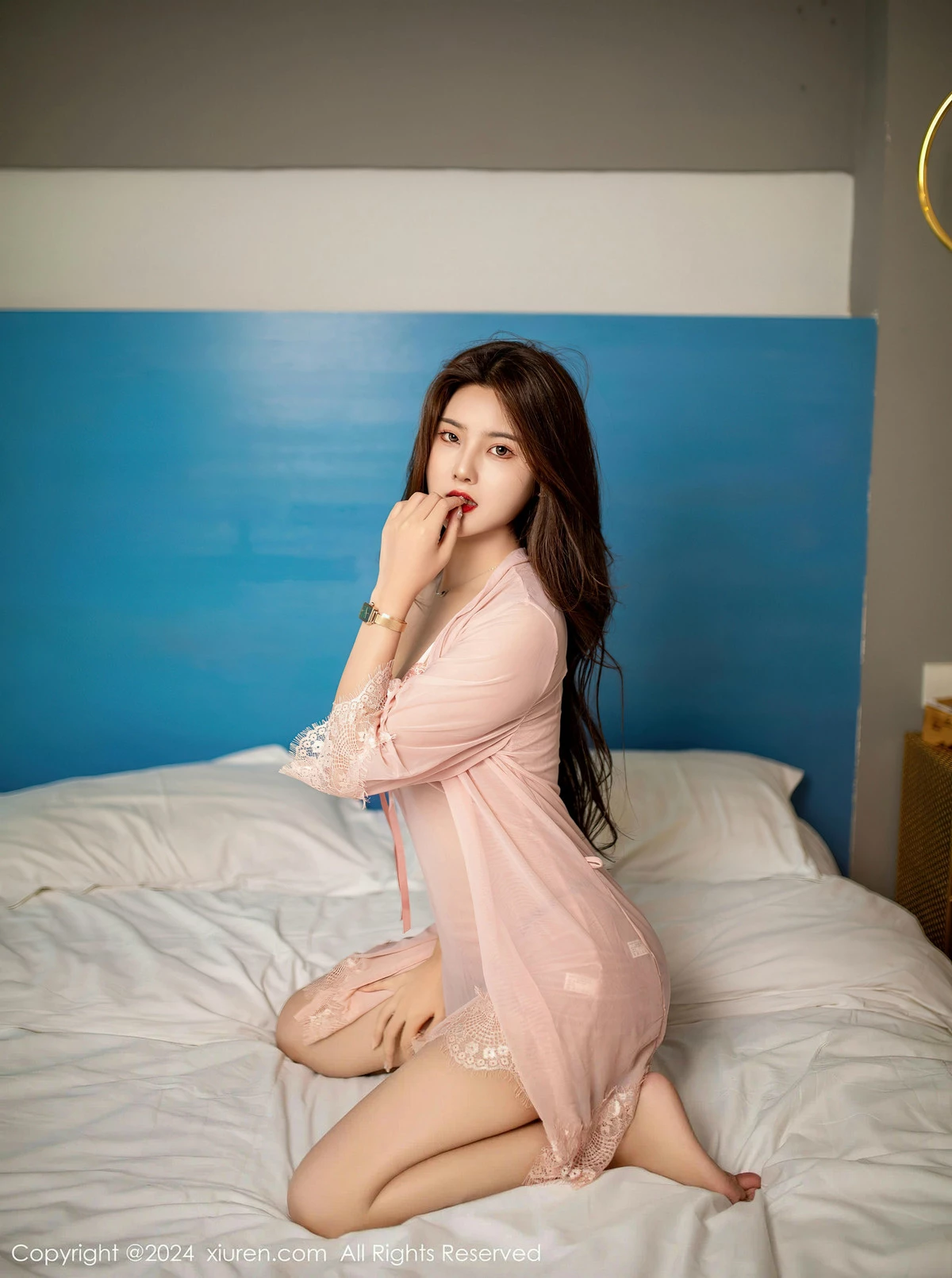 [[XiuRen秀人网]秀人网]No.8410_模特仙女爱自由性感粉色睡裙+简约牛仔裤秀曼妙身姿诱惑写真50P