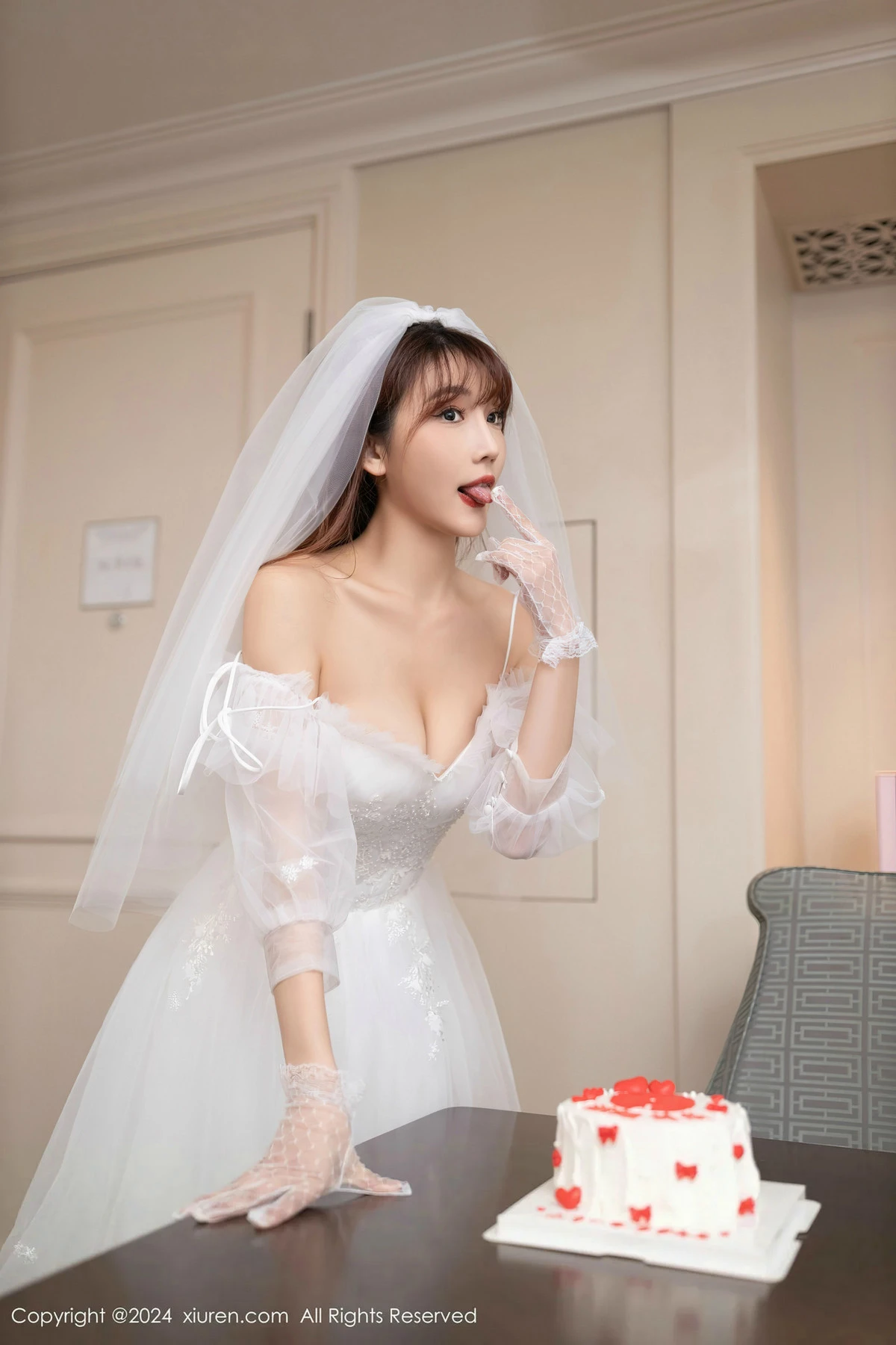 [[XiuRen秀人网]秀人网]No.8418_模特陆萱萱性感白色婚纱配超薄肉丝半脱秀惹火身材撩人诱惑写真80P