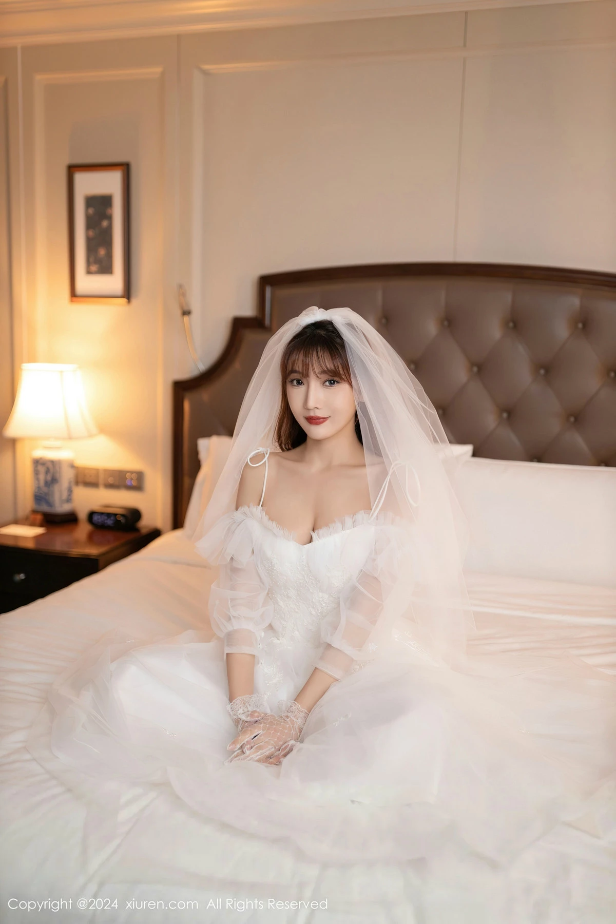 [[XiuRen秀人网]秀人网]No.8418_模特陆萱萱性感白色婚纱配超薄肉丝半脱秀惹火身材撩人诱惑写真80P