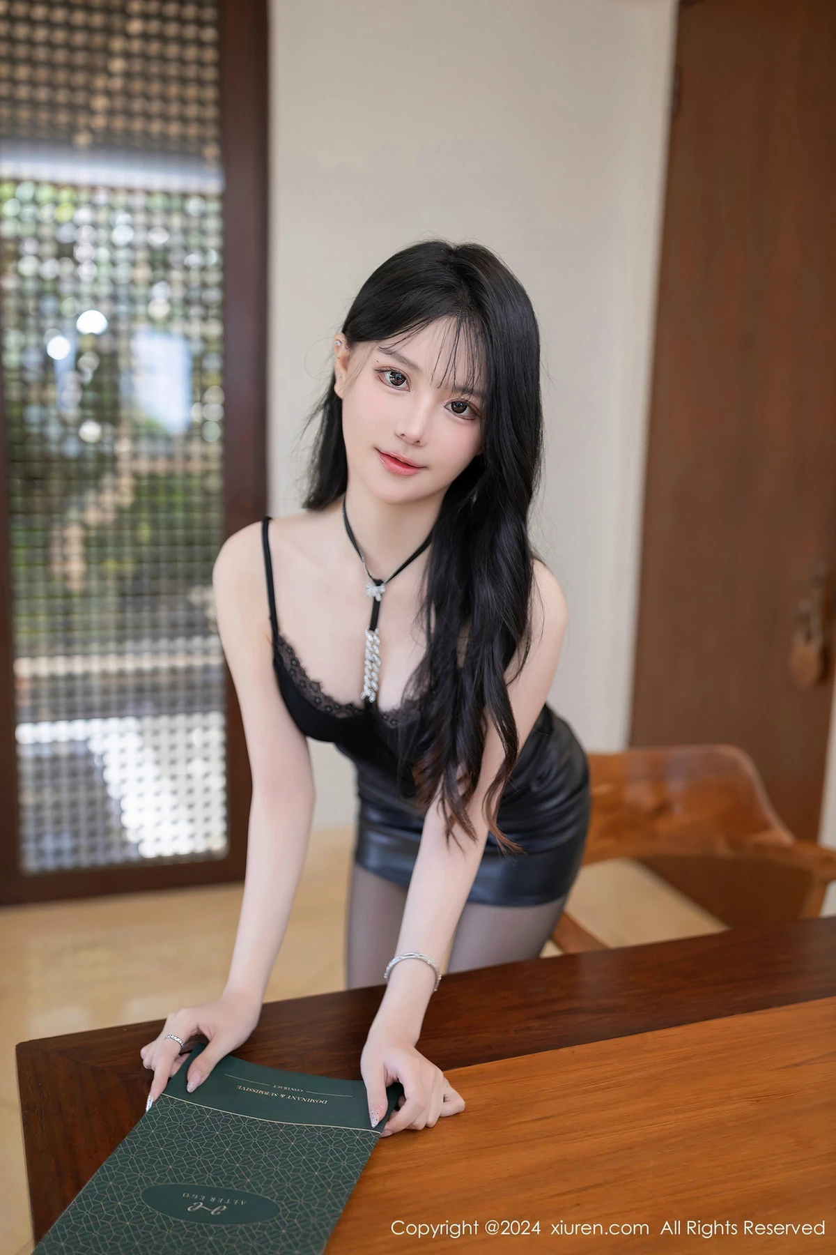 [[XiuRen秀人网]秀人网]No.8426_模特幼幼性感黑色露肩吊带露黑色内衣配开档黑丝极致魅惑写真77P