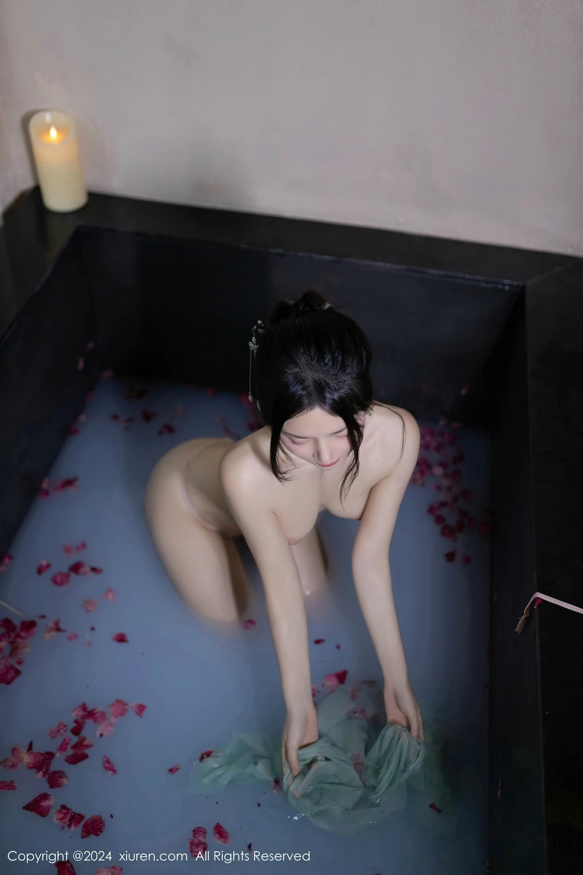 [[XiuRen秀人网]秀人网]No.8428_模特鱼子酱Fish浴池场景性感粉色布兜内衣秀惹火身材诱惑写真81P