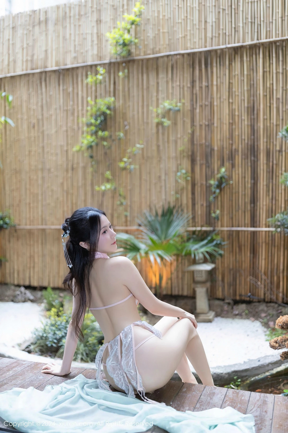 [[XiuRen秀人网]秀人网]No.8428_模特鱼子酱Fish浴池场景性感粉色布兜内衣秀惹火身材诱惑写真81P