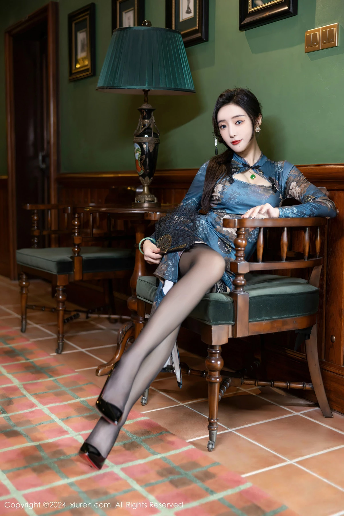 [[XiuRen秀人网]秀人网]No.8425_女神王馨瑶yanni性感蓝色图案旗袍配超薄黑丝秀完美身材迷人写真82P