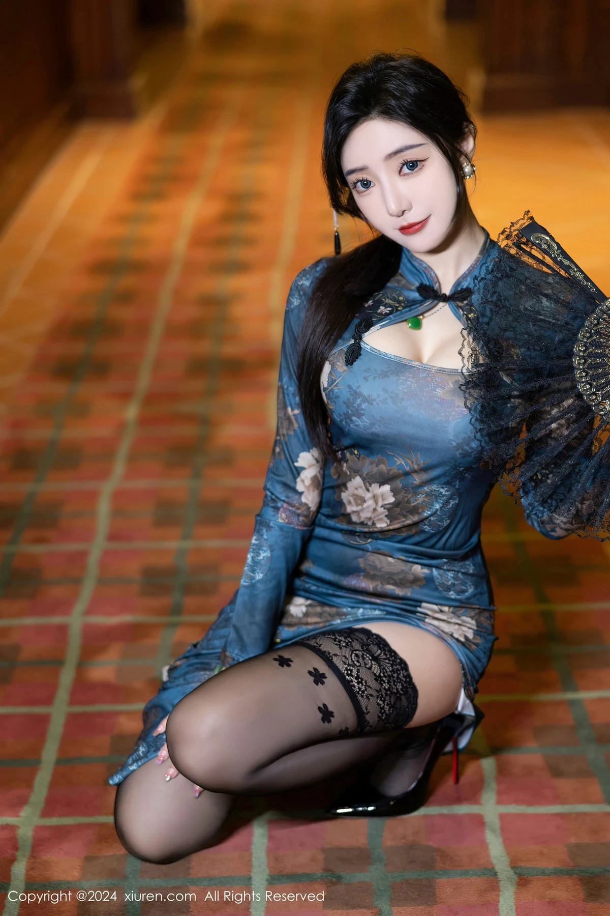 [[XiuRen秀人网]秀人网]No.8425_女神王馨瑶yanni性感蓝色图案旗袍配超薄黑丝秀完美身材迷人写真82P