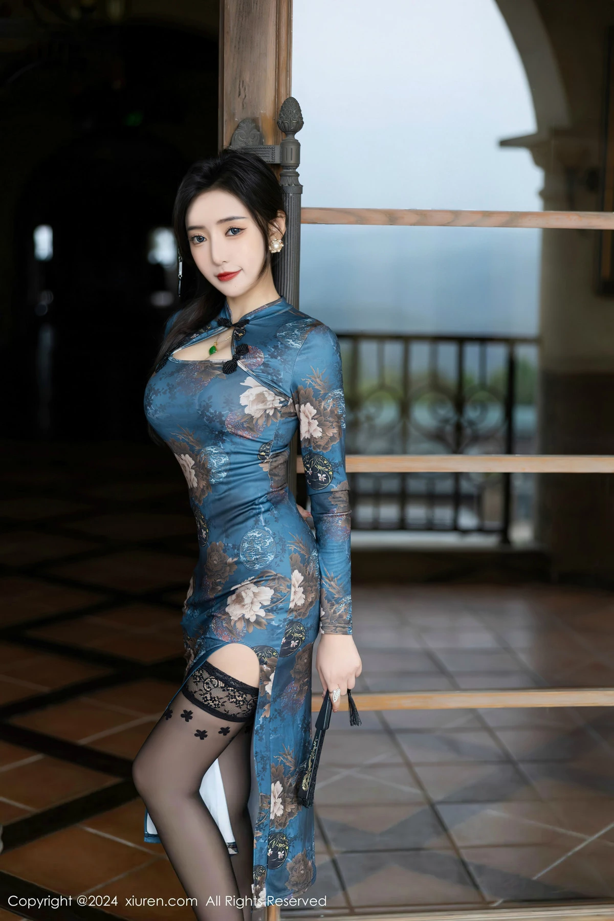 [[XiuRen秀人网]秀人网]No.8425_女神王馨瑶yanni性感蓝色图案旗袍配超薄黑丝秀完美身材迷人写真82P