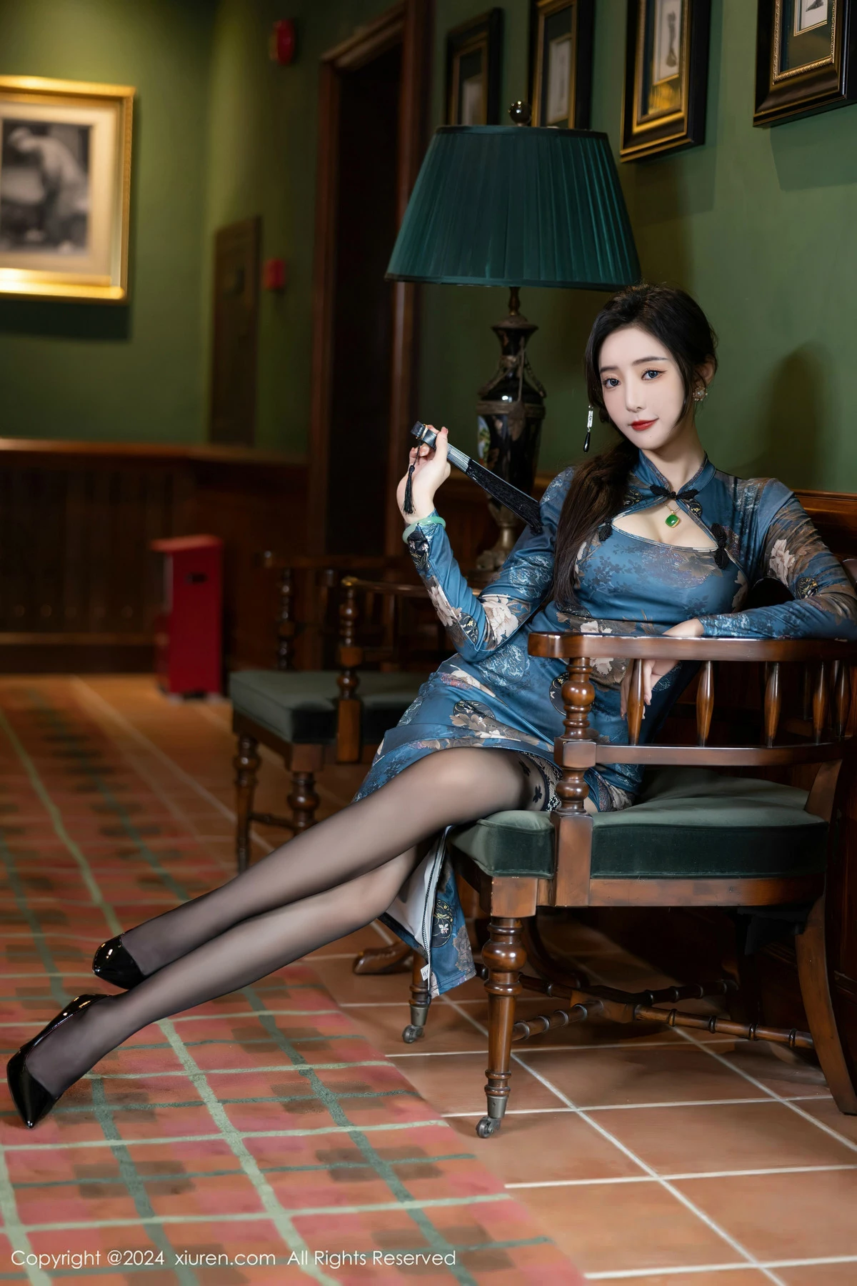 [[XiuRen秀人网]秀人网]No.8425_女神王馨瑶yanni性感蓝色图案旗袍配超薄黑丝秀完美身材迷人写真82P