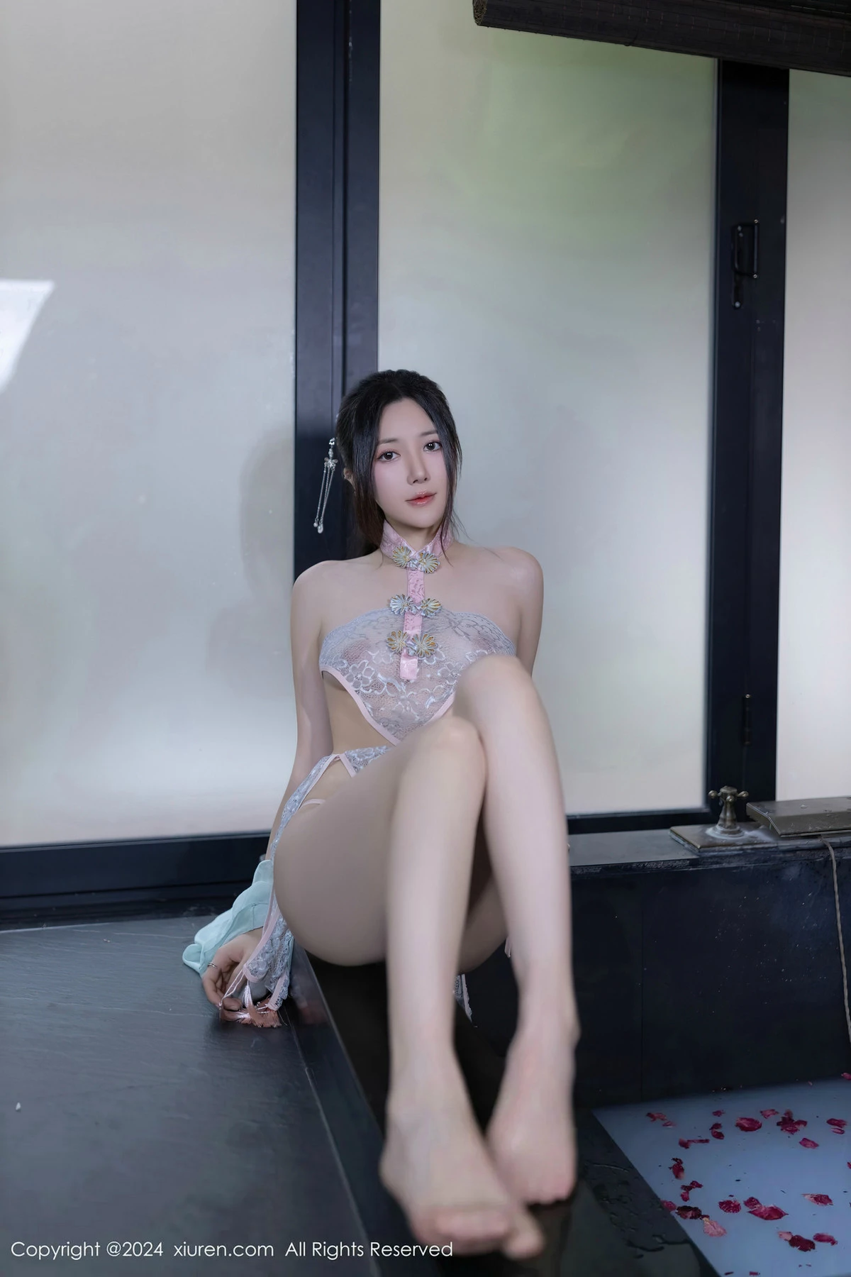 [[XiuRen秀人网]秀人网]No.8428_模特鱼子酱Fish浴池场景性感粉色布兜内衣秀惹火身材诱惑写真81P