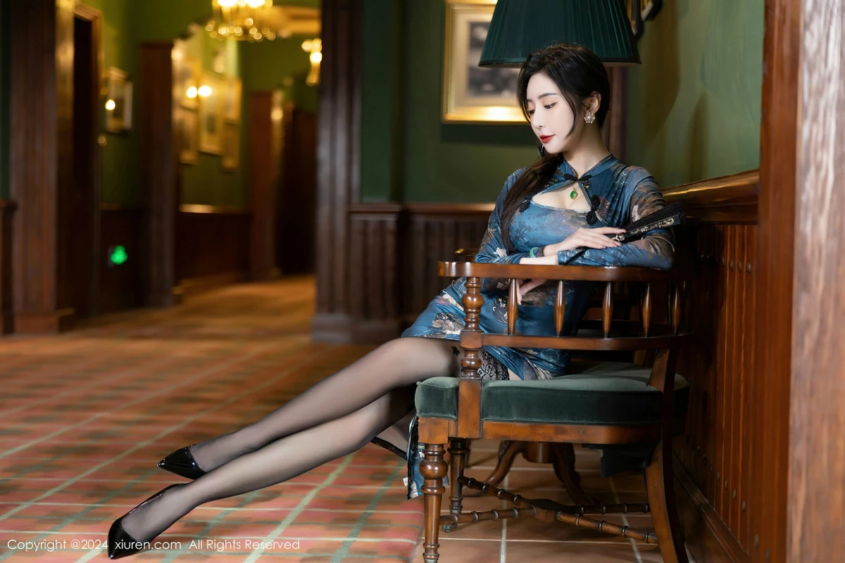 [[XiuRen秀人网]秀人网]No.8425_女神王馨瑶yanni性感蓝色图案旗袍配超薄黑丝秀完美身材迷人写真82P