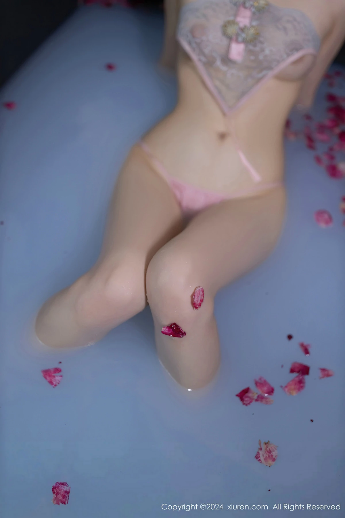 [[XiuRen秀人网]秀人网]No.8428_模特鱼子酱Fish浴池场景性感粉色布兜内衣秀惹火身材诱惑写真81P