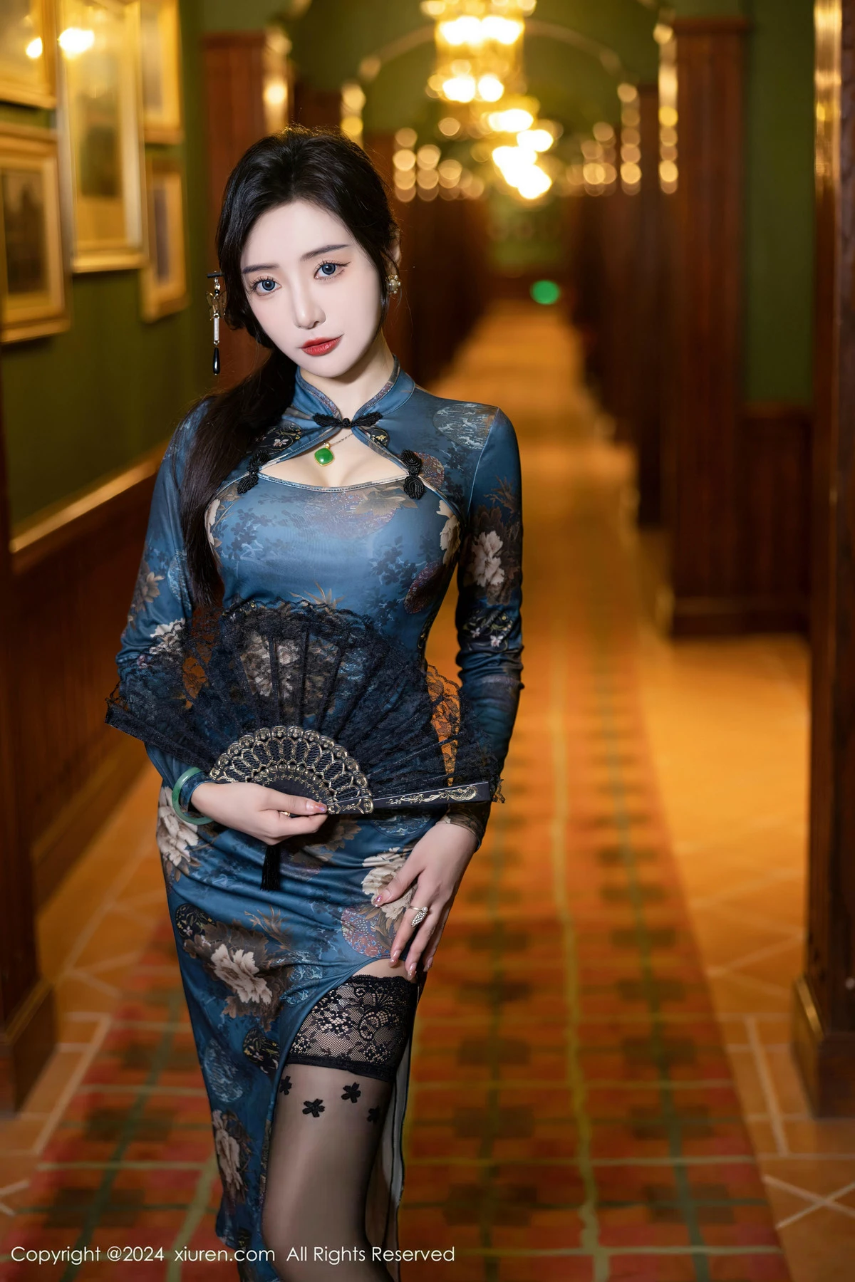 [[XiuRen秀人网]秀人网]No.8425_女神王馨瑶yanni性感蓝色图案旗袍配超薄黑丝秀完美身材迷人写真82P