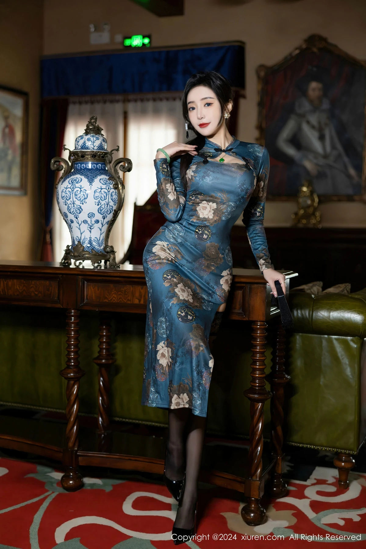 [[XiuRen秀人网]秀人网]No.8425_女神王馨瑶yanni性感蓝色图案旗袍配超薄黑丝秀完美身材迷人写真82P