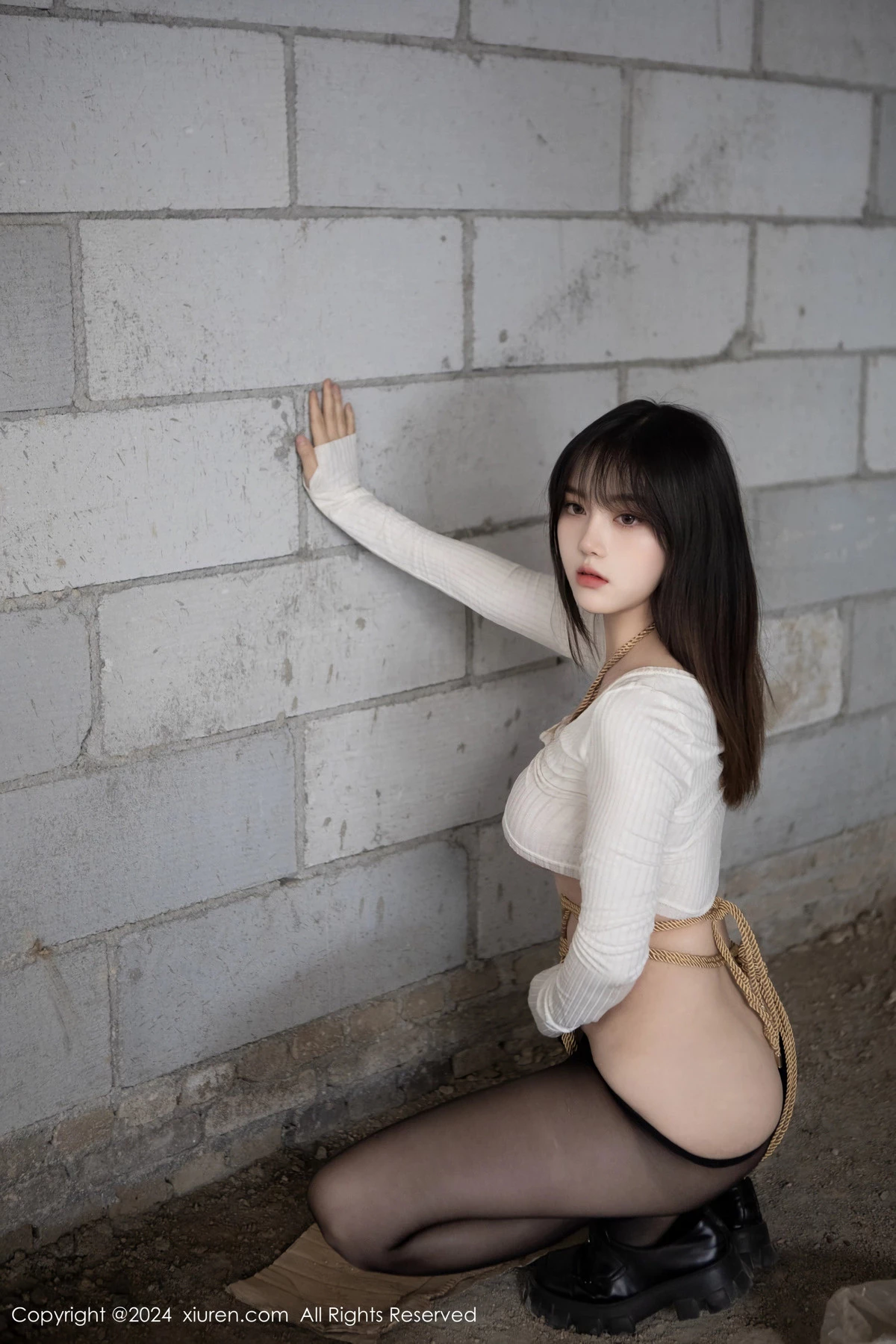 [[XiuRen秀人网]秀人网]No.8439_模特豆瓣酱捆绑主题性感白色上衣配开档黑丝秀丰满身材诱惑写真85P