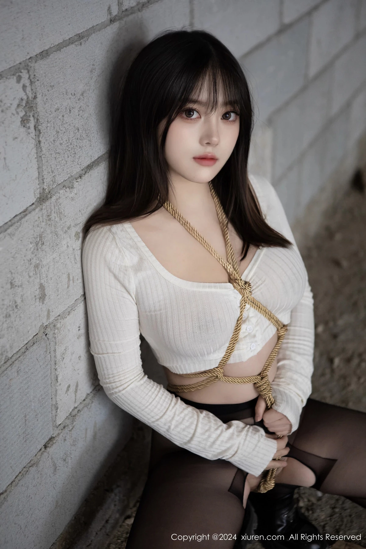 [[XiuRen秀人网]秀人网]No.8439_模特豆瓣酱捆绑主题性感白色上衣配开档黑丝秀丰满身材诱惑写真85P