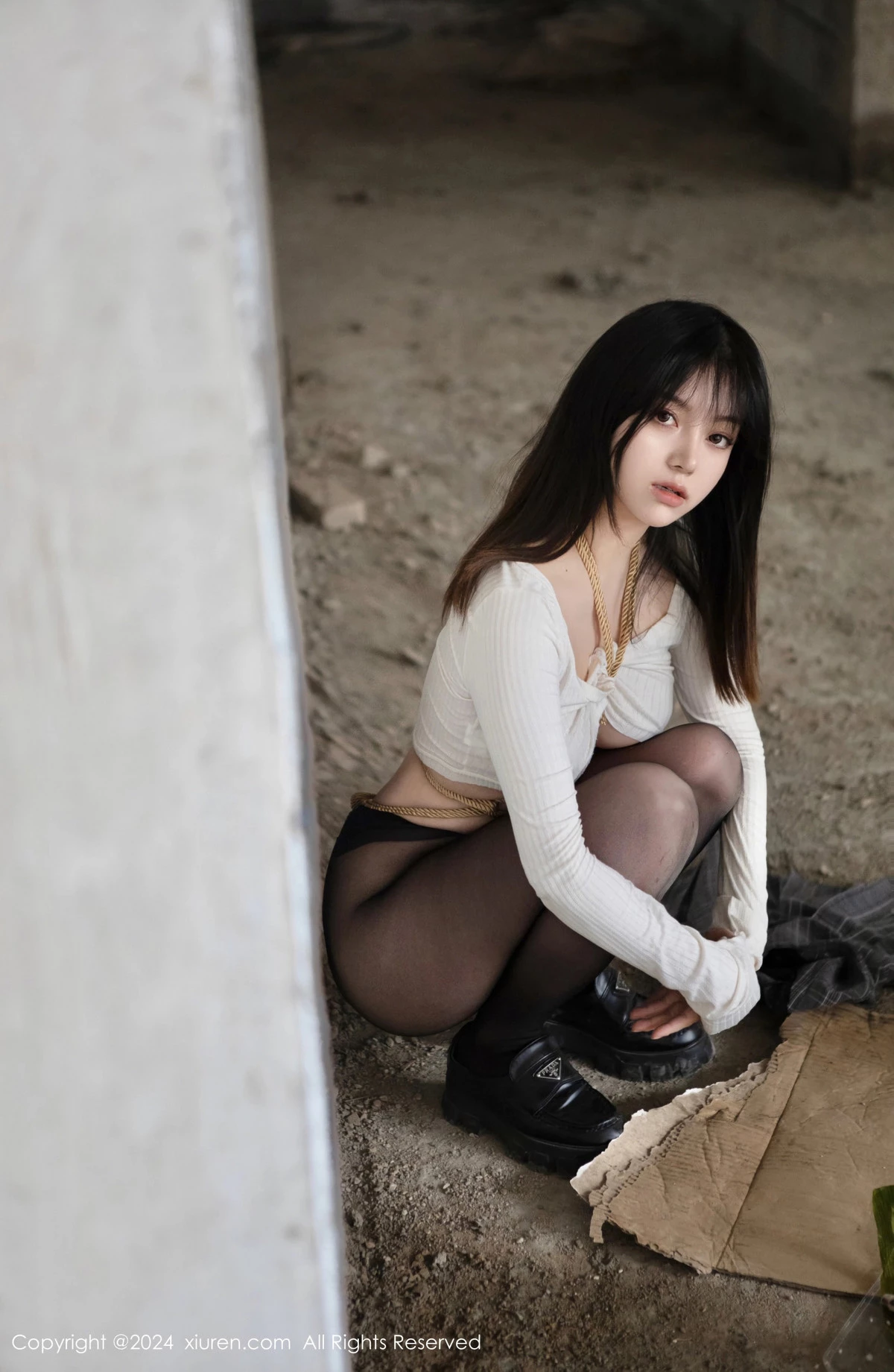 [[XiuRen秀人网]秀人网]No.8439_模特豆瓣酱捆绑主题性感白色上衣配开档黑丝秀丰满身材诱惑写真85P