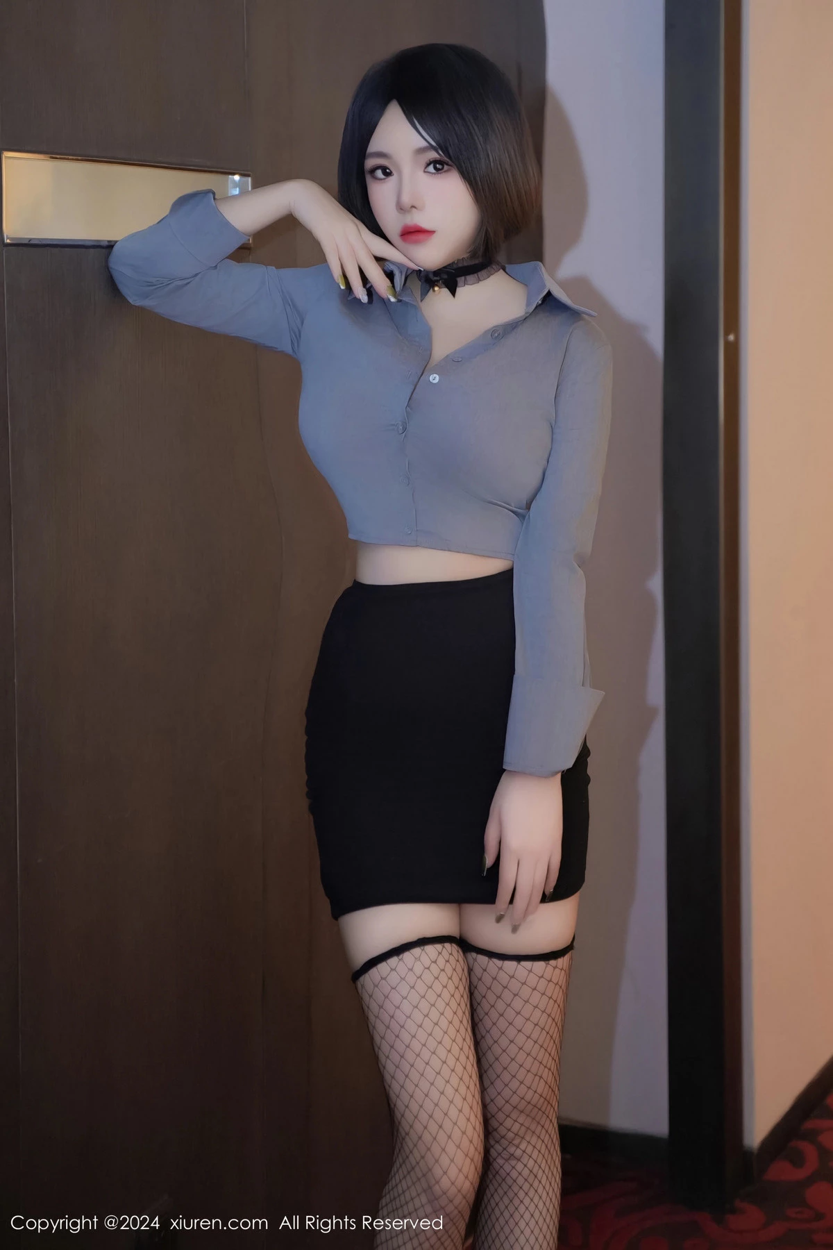 [[XiuRen秀人网]秀人网]No.8435_模特陆萱雅性感灰色衬衫配黑短裙露黑丝网袜秀翘臀美腿诱惑写真68P