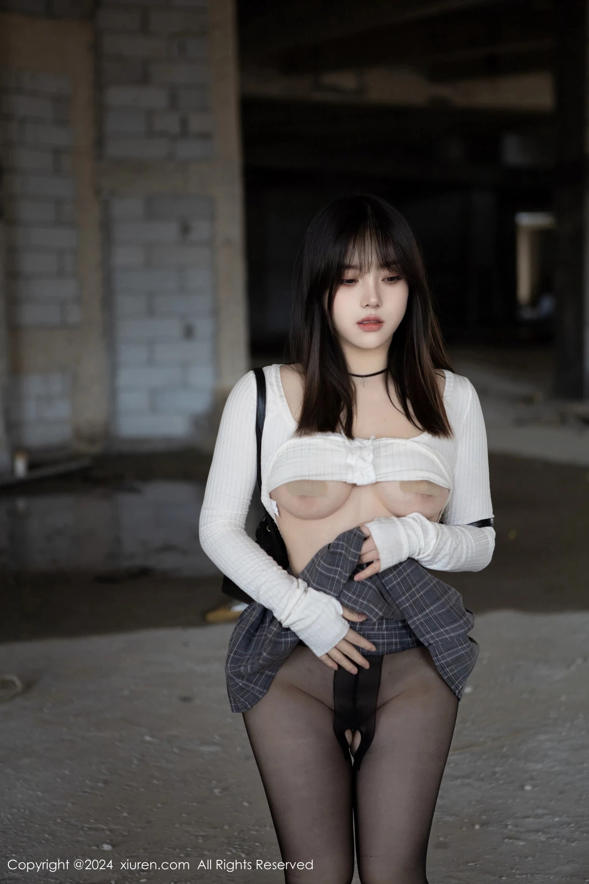 [[XiuRen秀人网]秀人网]No.8439_模特豆瓣酱捆绑主题性感白色上衣配开档黑丝秀丰满身材诱惑写真85P