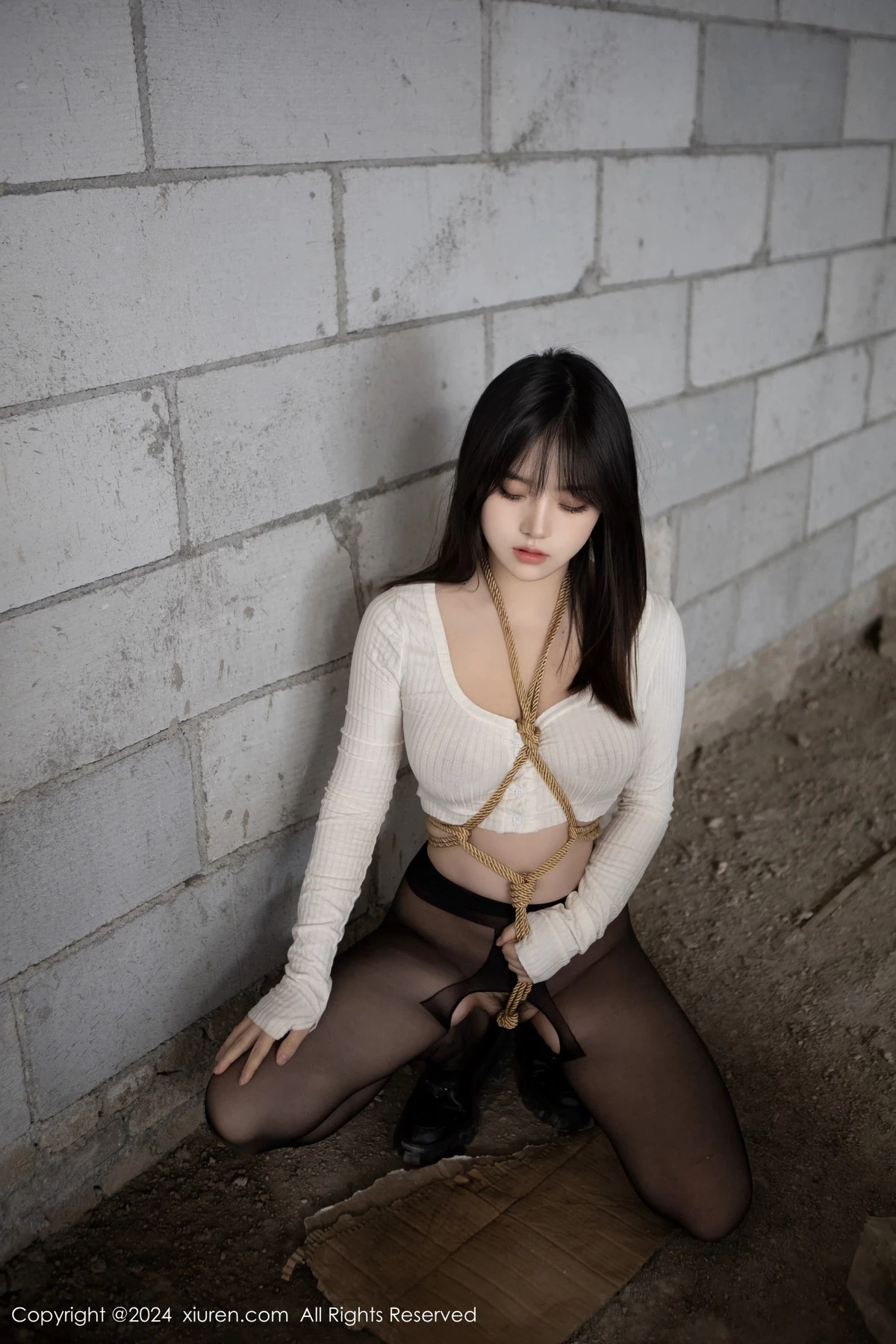 [[XiuRen秀人网]秀人网]No.8439_模特豆瓣酱捆绑主题性感白色上衣配开档黑丝秀丰满身材诱惑写真85P