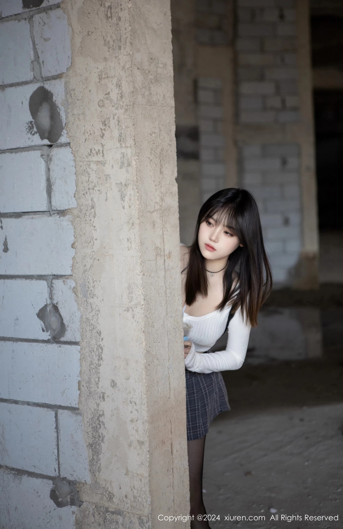 [[XiuRen秀人网]秀人网]No.8439_模特豆瓣酱捆绑主题性感白色上衣配开档黑丝秀丰满身材诱惑写真85P